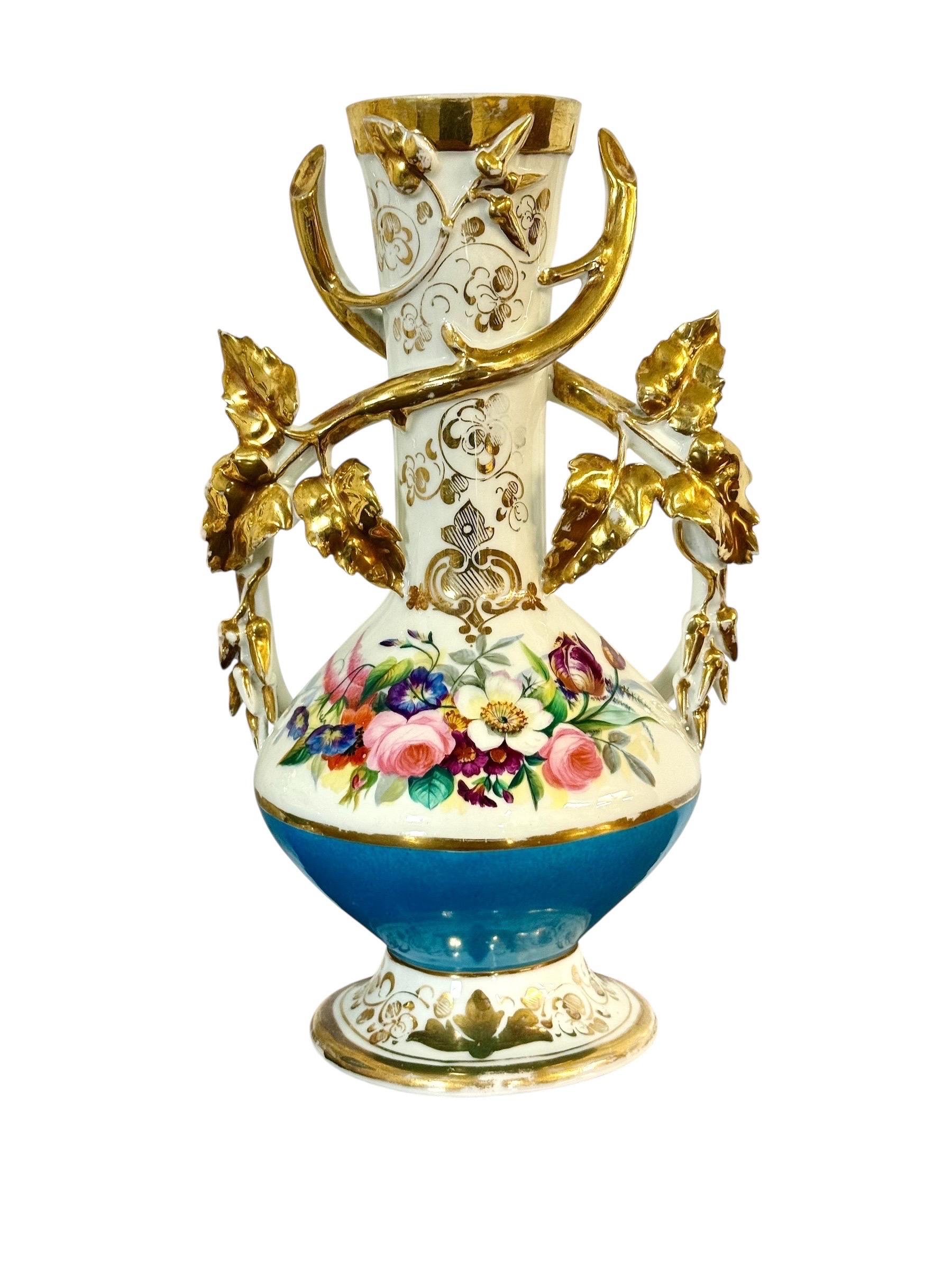 Pareja de jarrones de porcelana parisina del s. XIX con asas doradas y pintura floral siglo XIX en venta