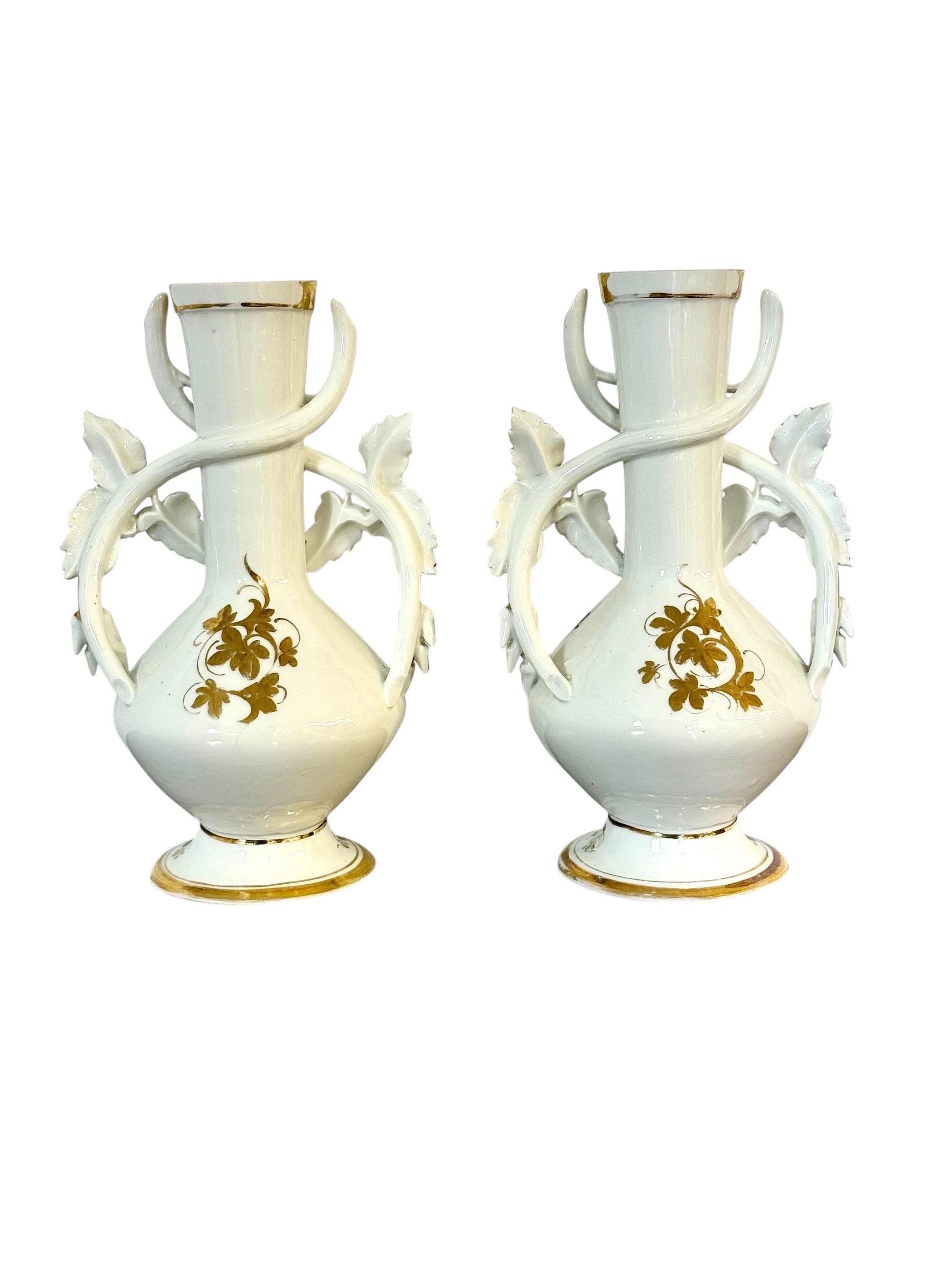 Pareja de jarrones de porcelana parisina del s. XIX con asas doradas y pintura floral Porcelana en venta