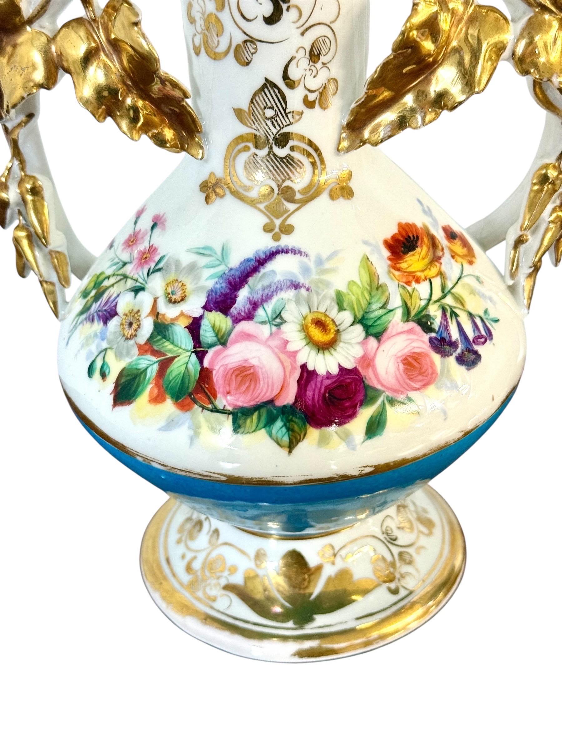 Pareja de jarrones de porcelana parisina del s. XIX con asas doradas y pintura floral en venta 1