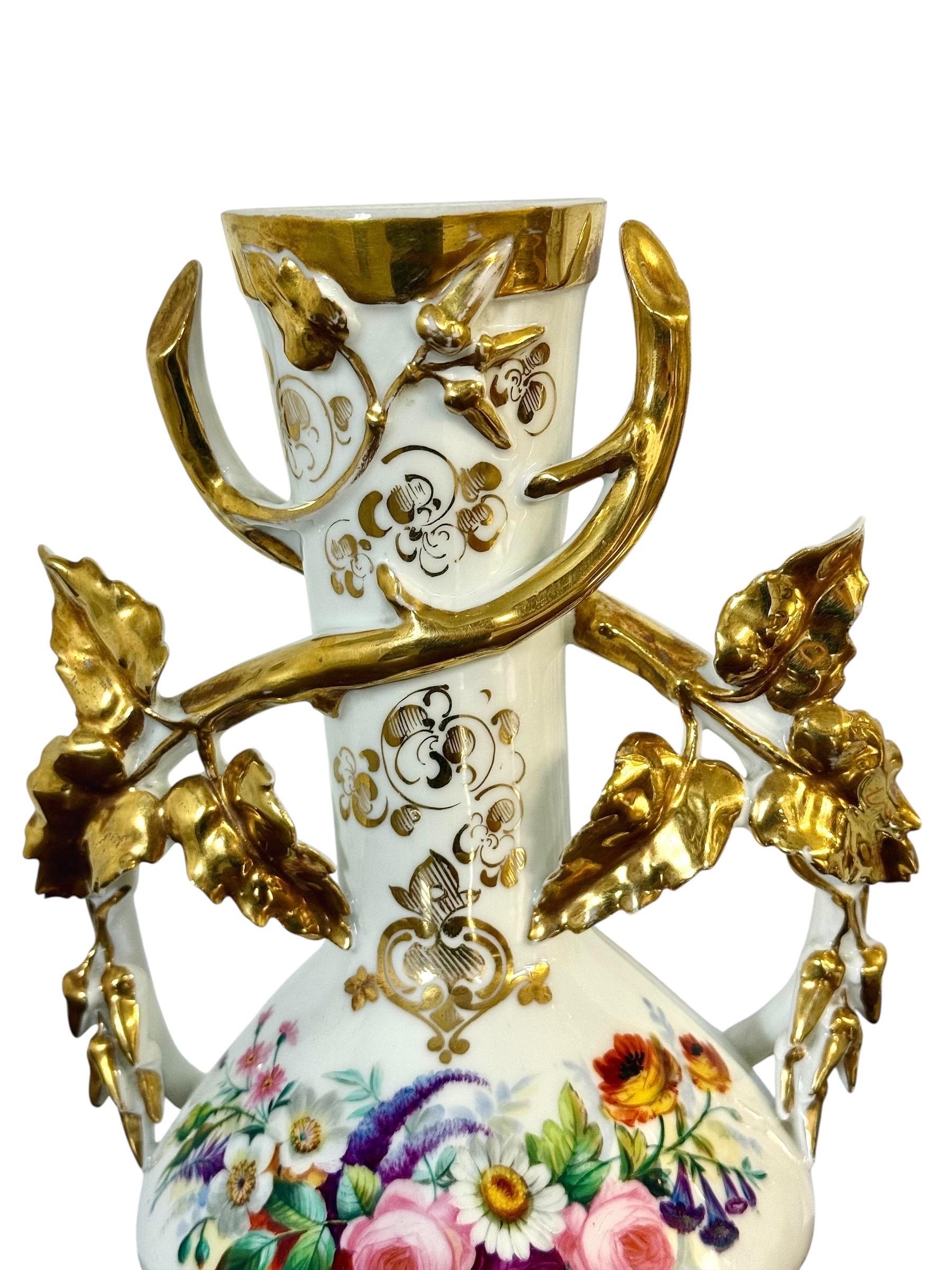 Pareja de jarrones de porcelana parisina del s. XIX con asas doradas y pintura floral en venta 2