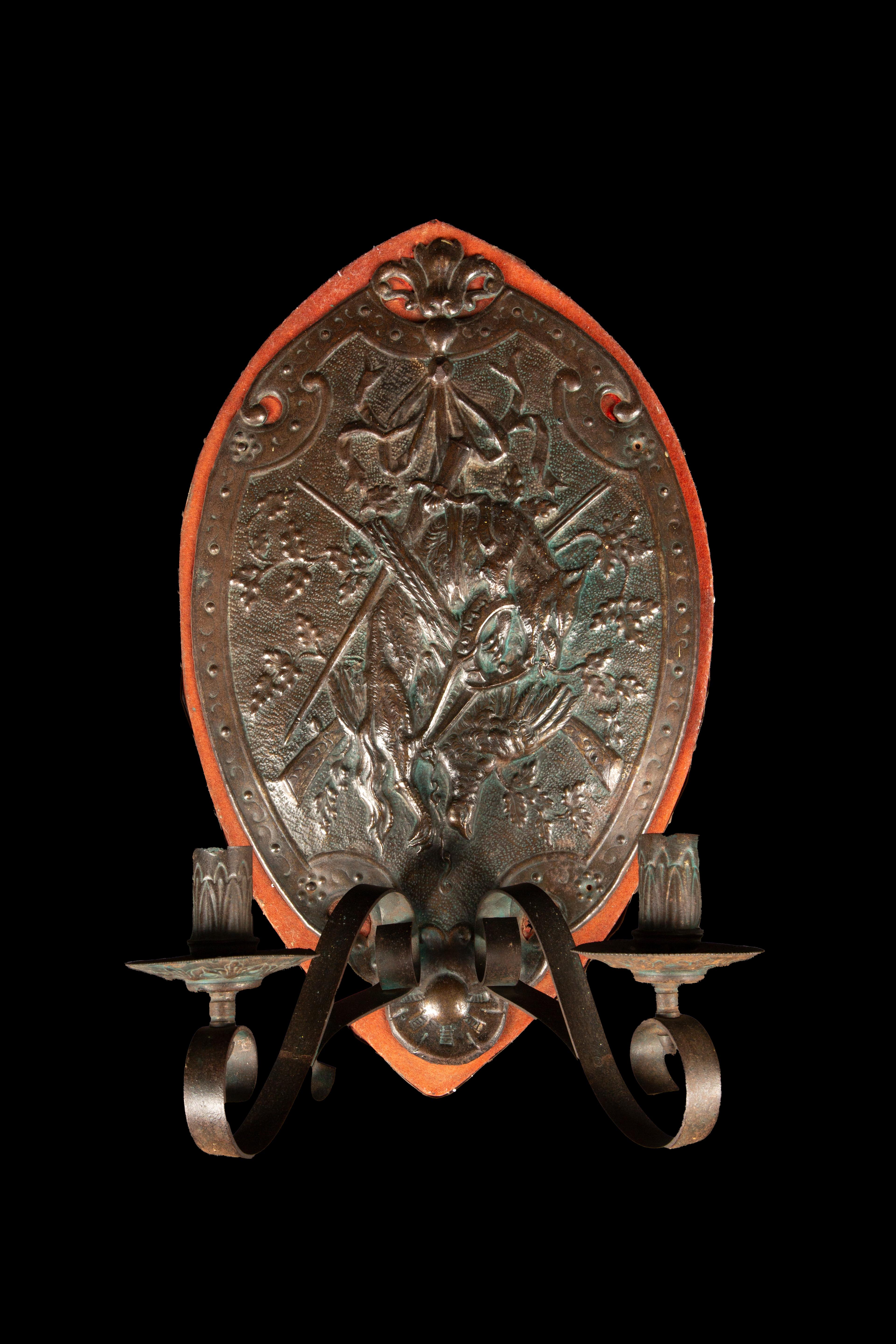 Europeo Coppia di appliques con scena di caccia in metallo Repoussé del XIX secolo con supporti in pelle in vendita