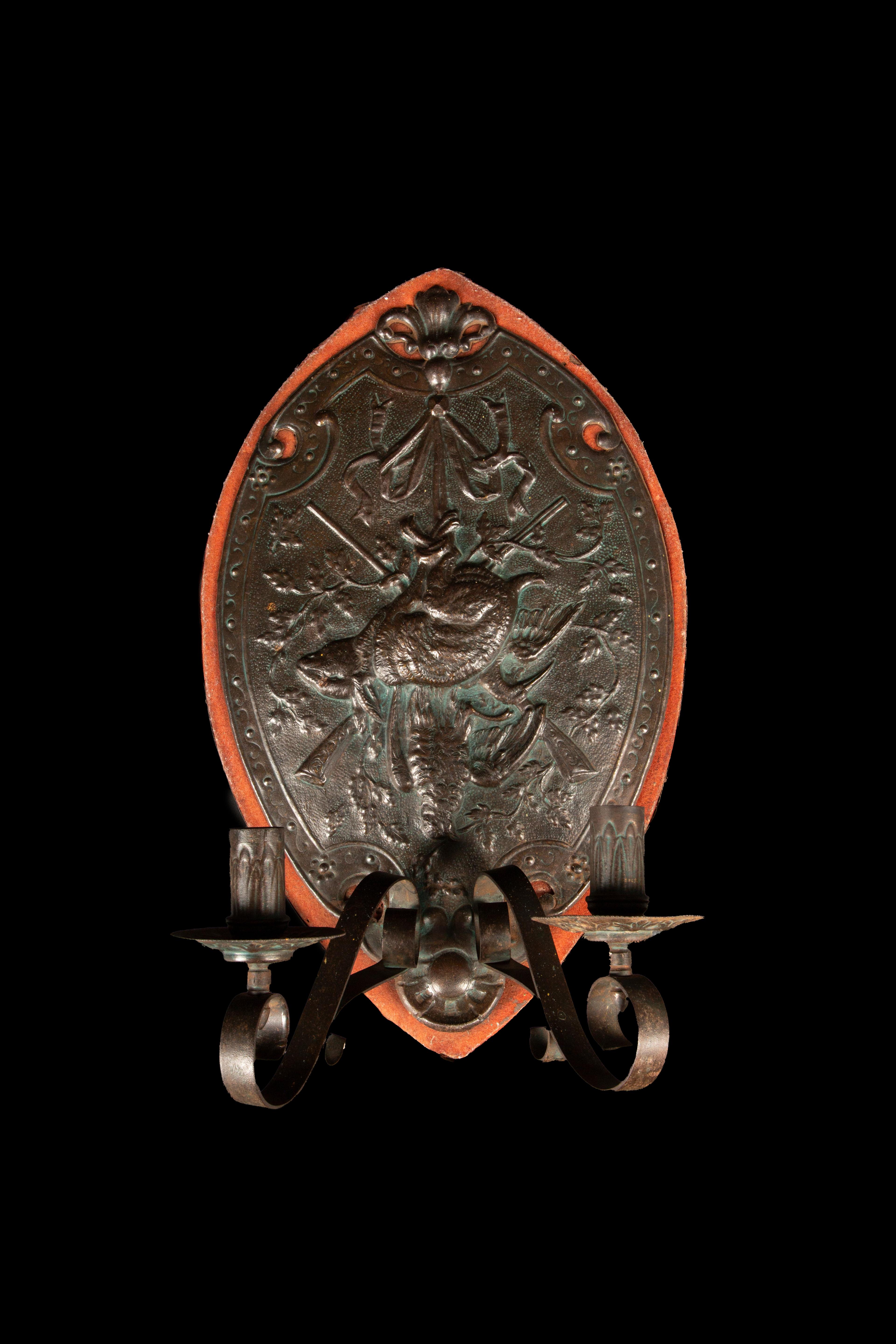 Coppia di appliques con scena di caccia in metallo Repoussé del XIX secolo con supporti in pelle In condizioni buone in vendita a New York, NY