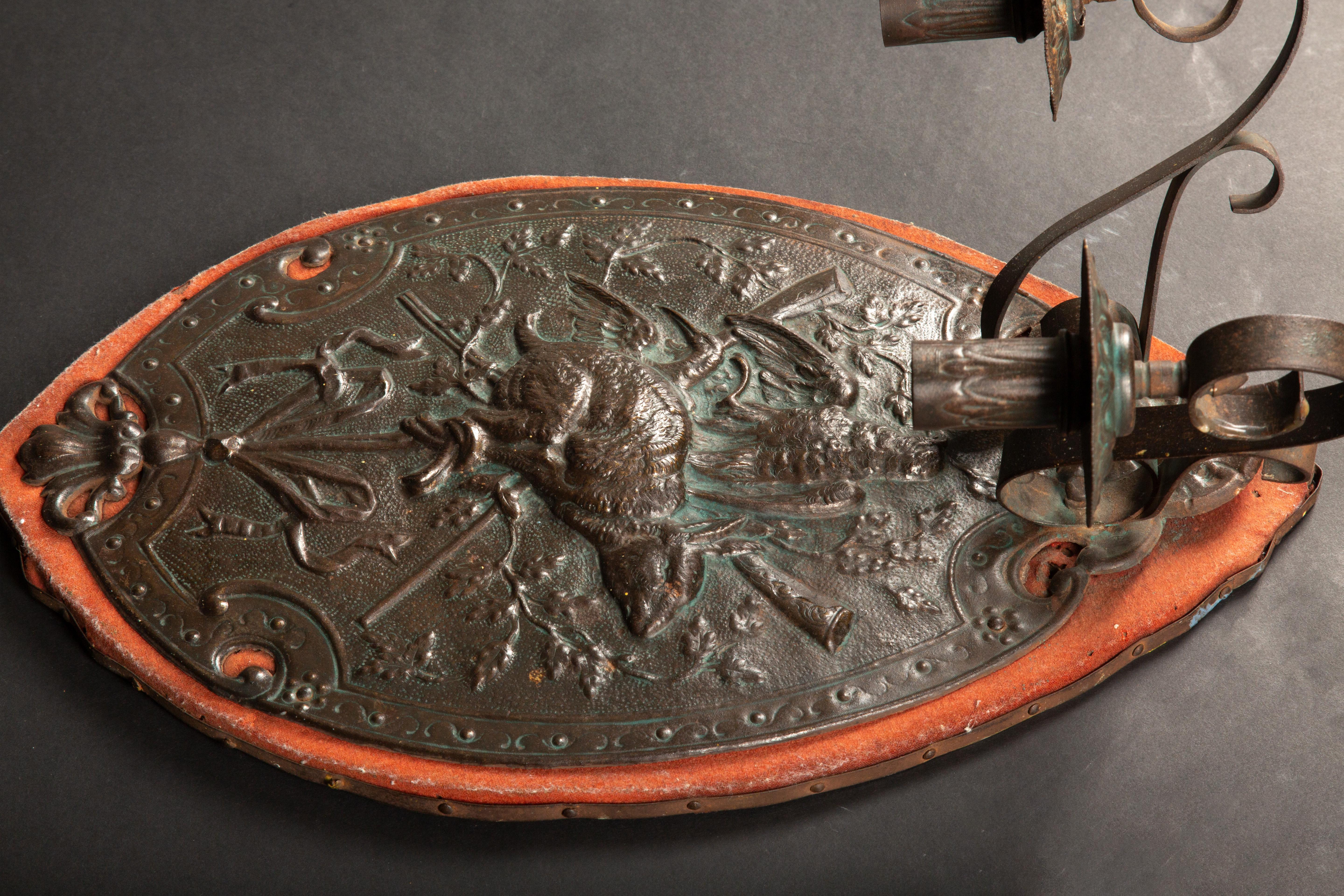 Pelle Coppia di appliques con scena di caccia in metallo Repoussé del XIX secolo con supporti in pelle in vendita