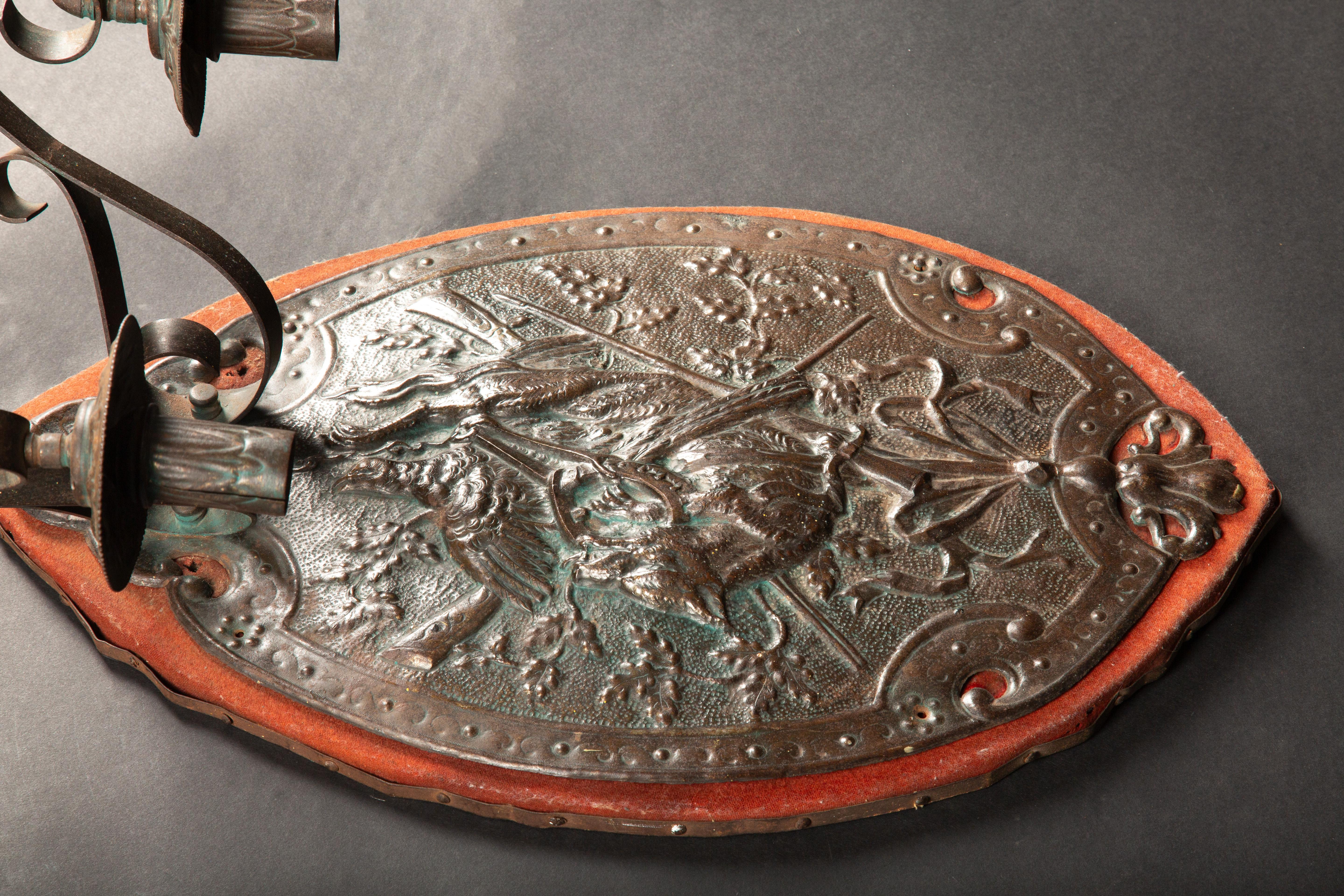 Coppia di appliques con scena di caccia in metallo Repoussé del XIX secolo con supporti in pelle in vendita 1