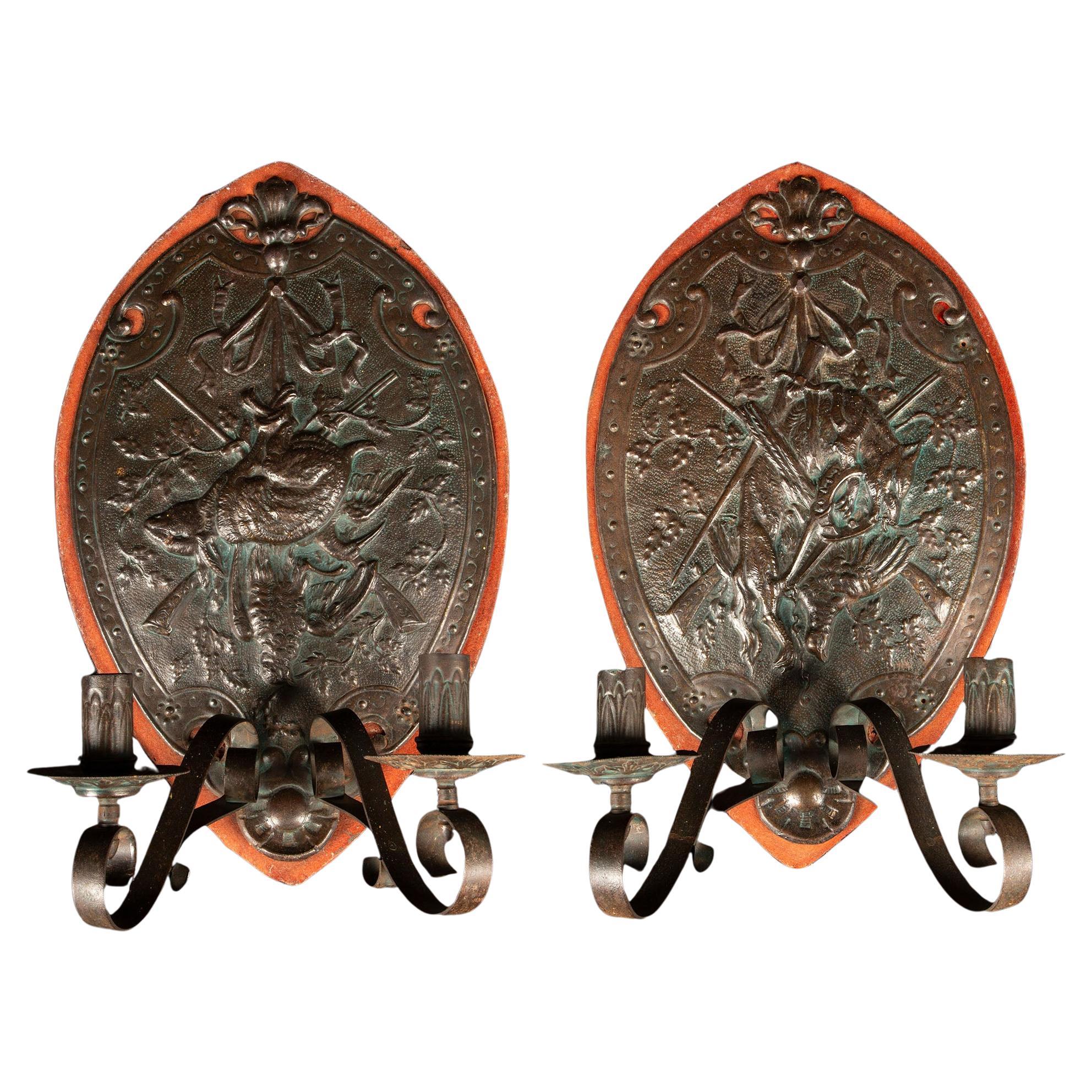 Coppia di appliques con scena di caccia in metallo Repoussé del XIX secolo con supporti in pelle in vendita