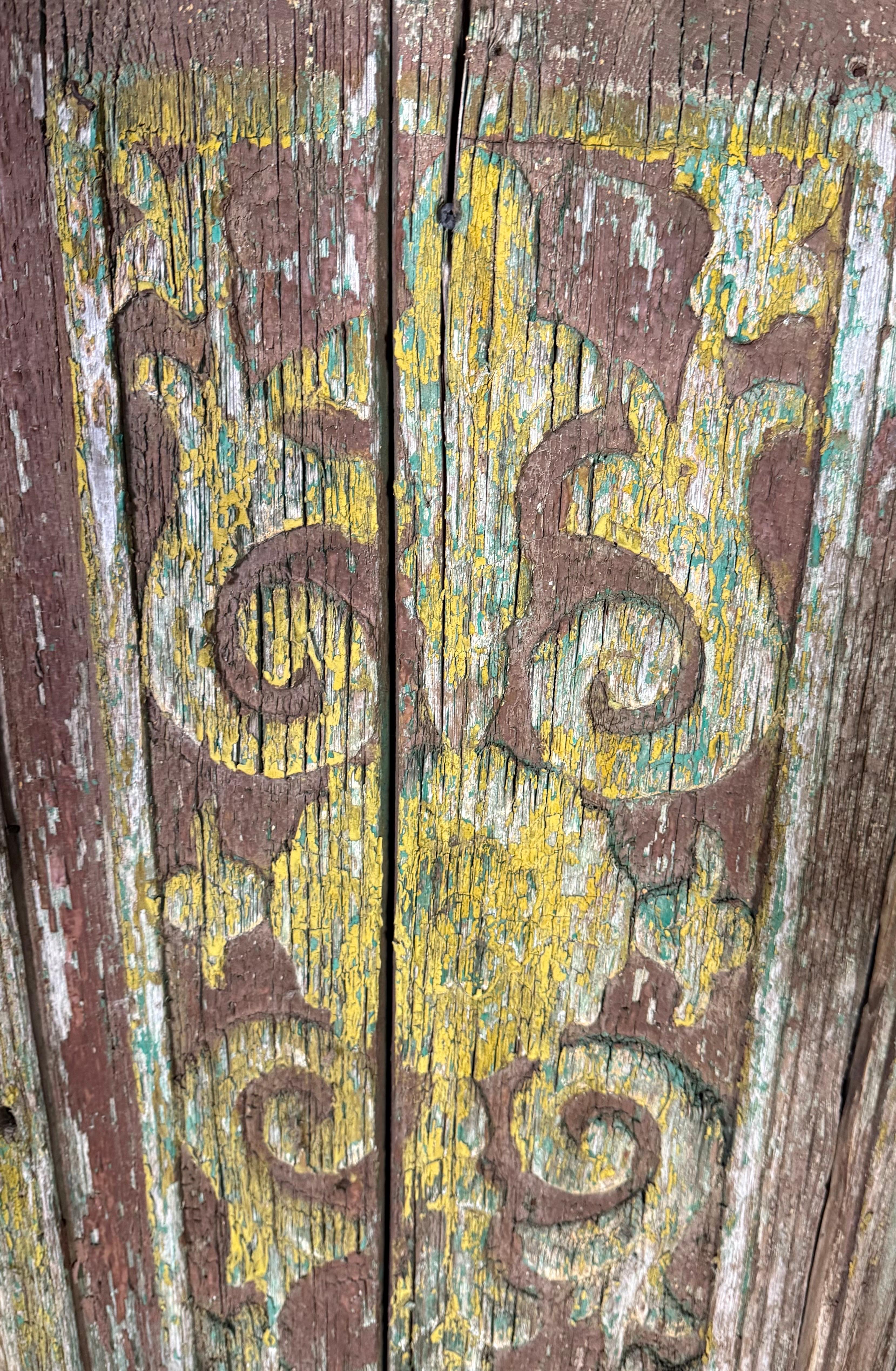 Coppia di porte dipinte in stile rustico del 19° secolo In condizioni deteriorate in vendita a Los Angeles, CA
