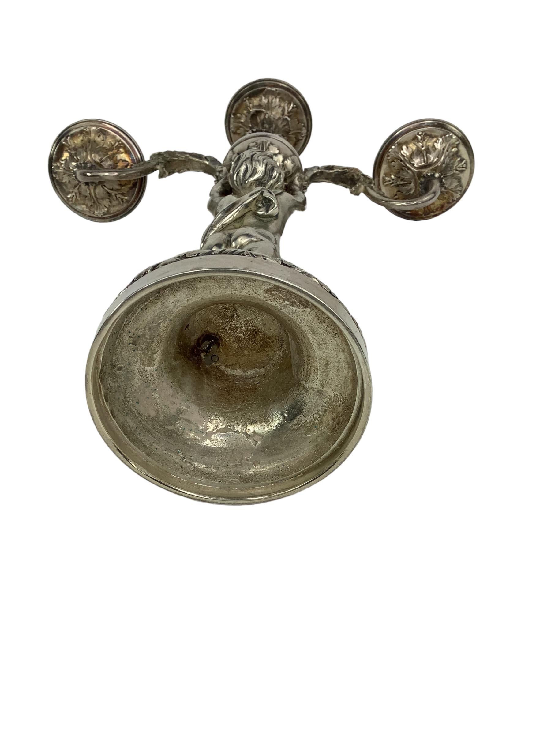 Paar versilberte Putti-Kronleuchter aus Bronze aus dem 19. Jede Putte ist mit einer Schärpe bekleidet und steht auf einem runden Sockel, der einen Kandelaber mit drei Zweigen trägt. Sehr gut gegossen mit scharfen Details.