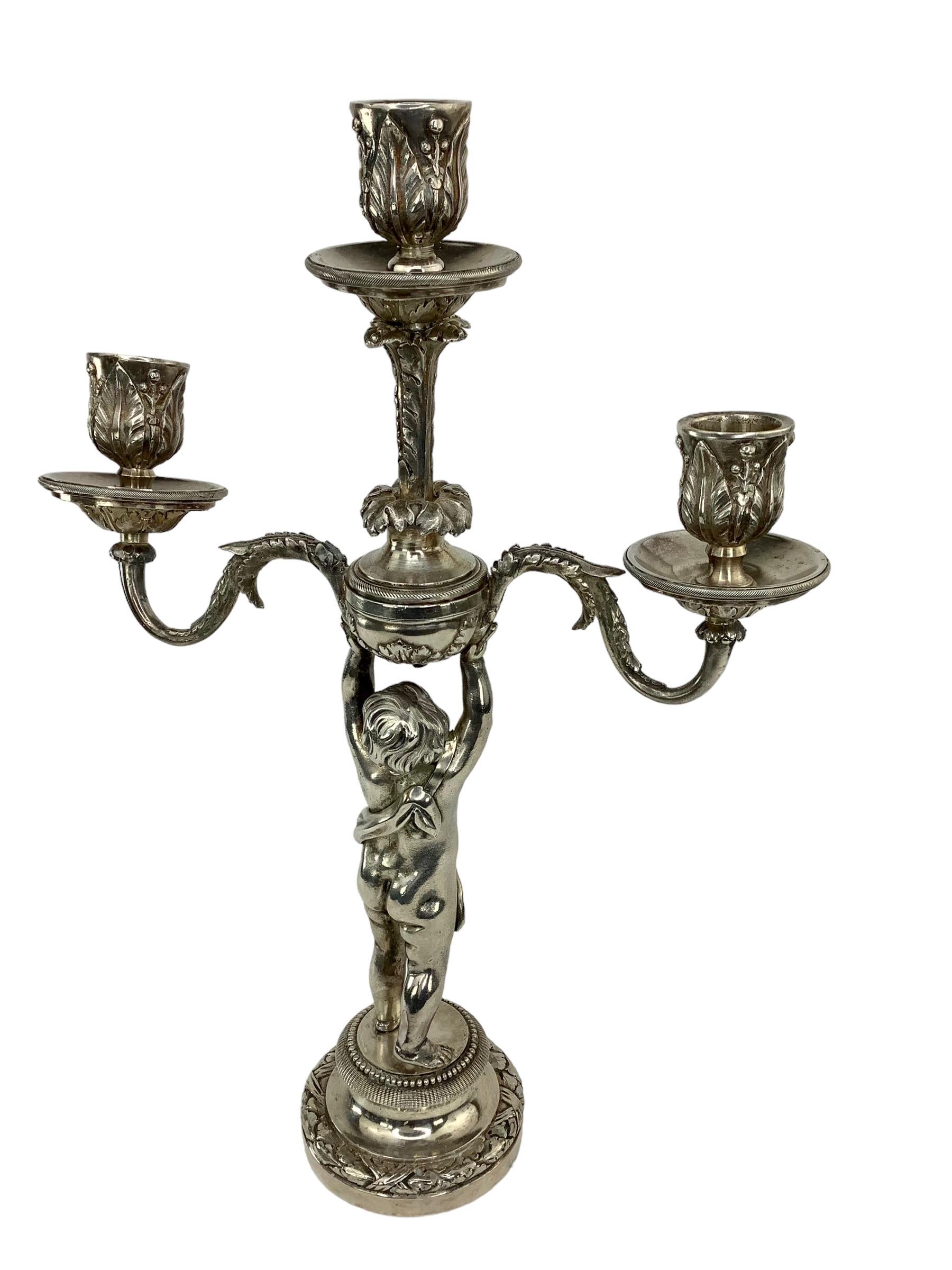 Paar versilberte Putti-Kandelaber aus Bronze aus dem 19.  (Louis XV.) im Angebot