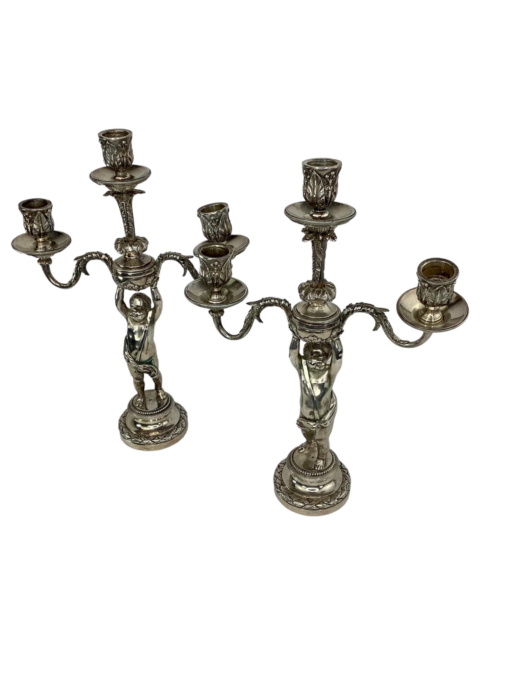 Bronzo Coppia di candelabri Putti in bronzo argentato del 19° secolo in vendita