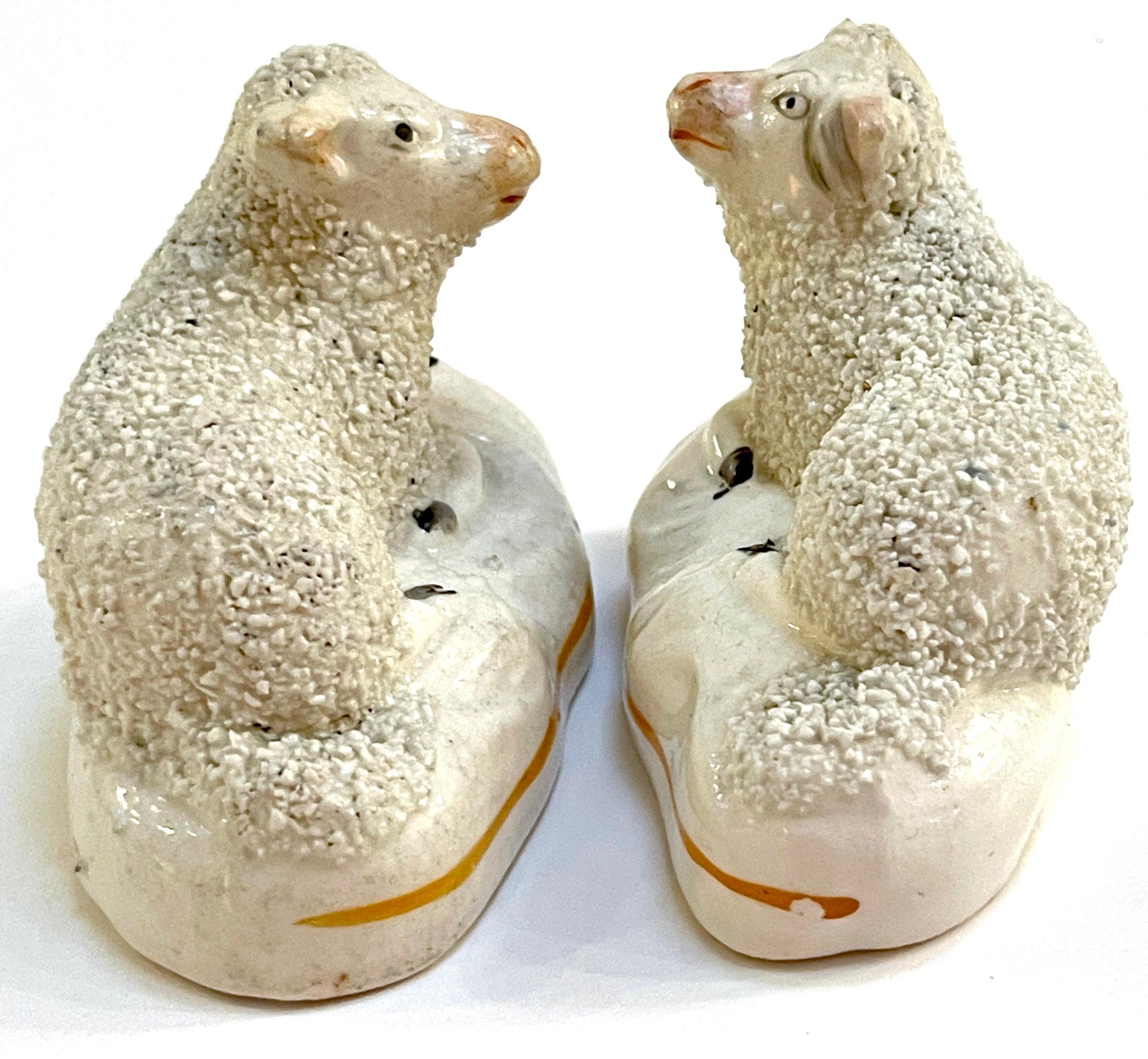 Apogée victorien Paire de figurines de moutons couchés du Staffordshire du 19e siècle en vente