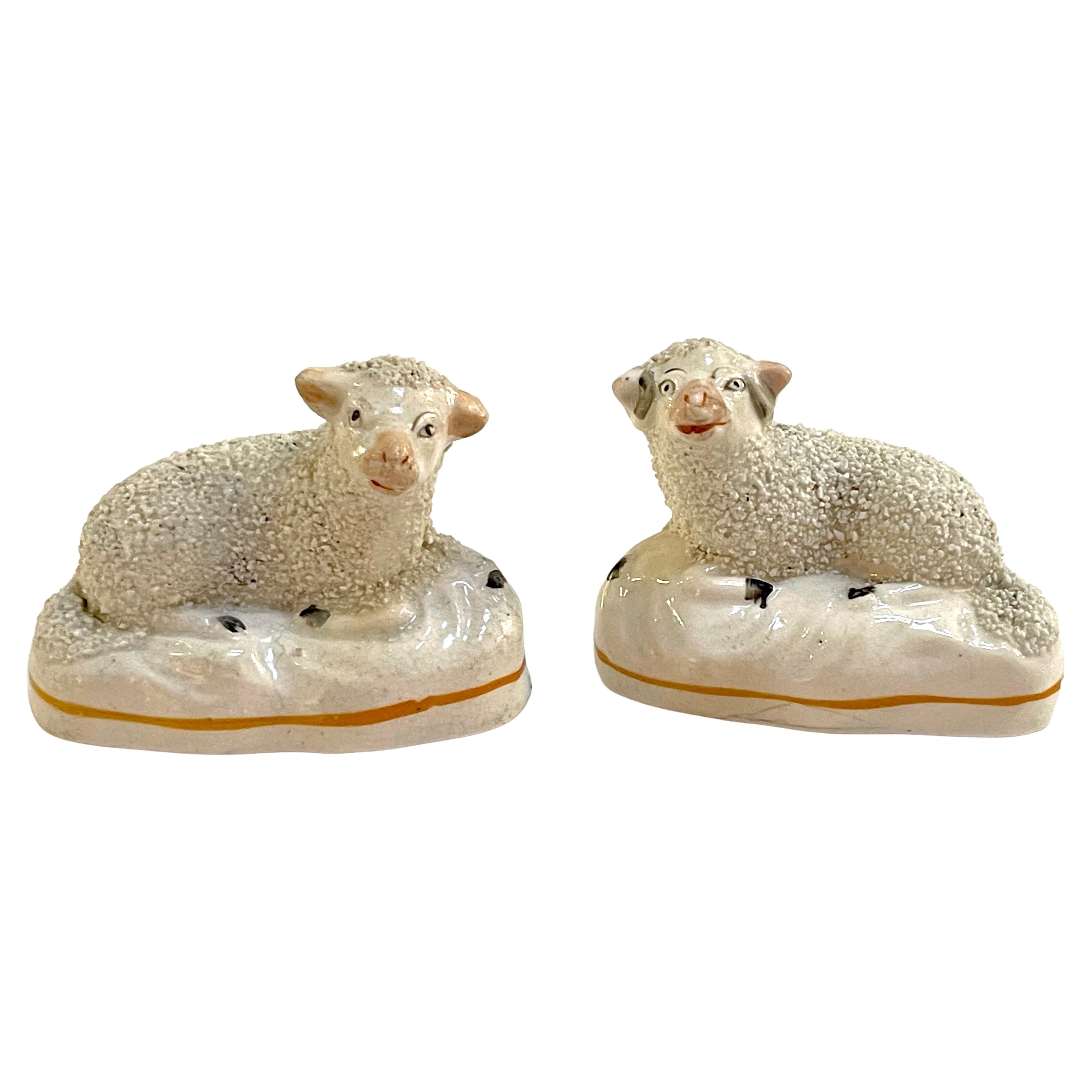 Paire de figurines de moutons couchés du Staffordshire du 19e siècle en vente