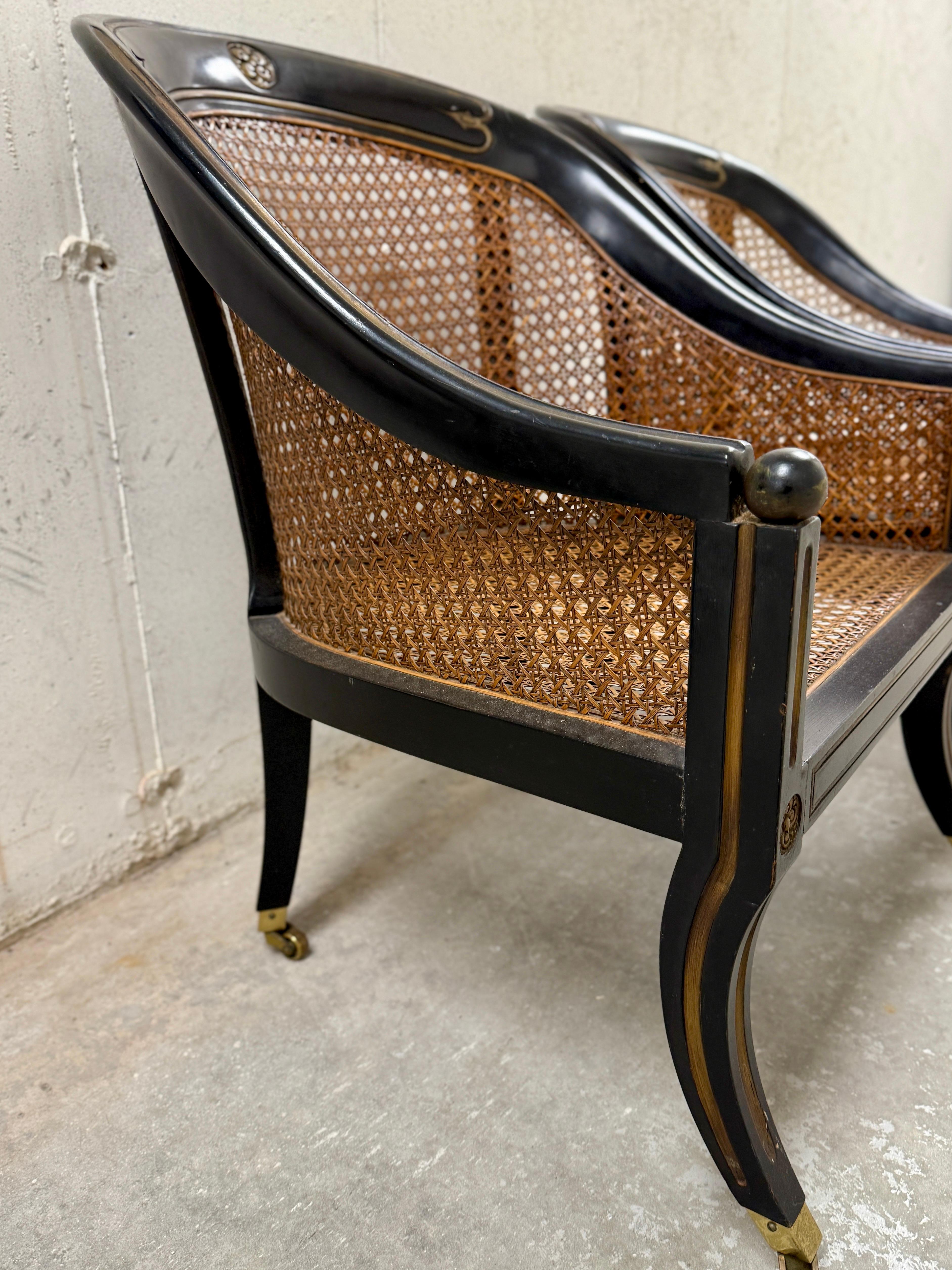 Queste sedie lounge con schienale in canna e rotelle sono caratterizzate da meravigliose finiture in legno intagliato ebanizzato.  Molto solido e in buone condizioni di utilizzo.