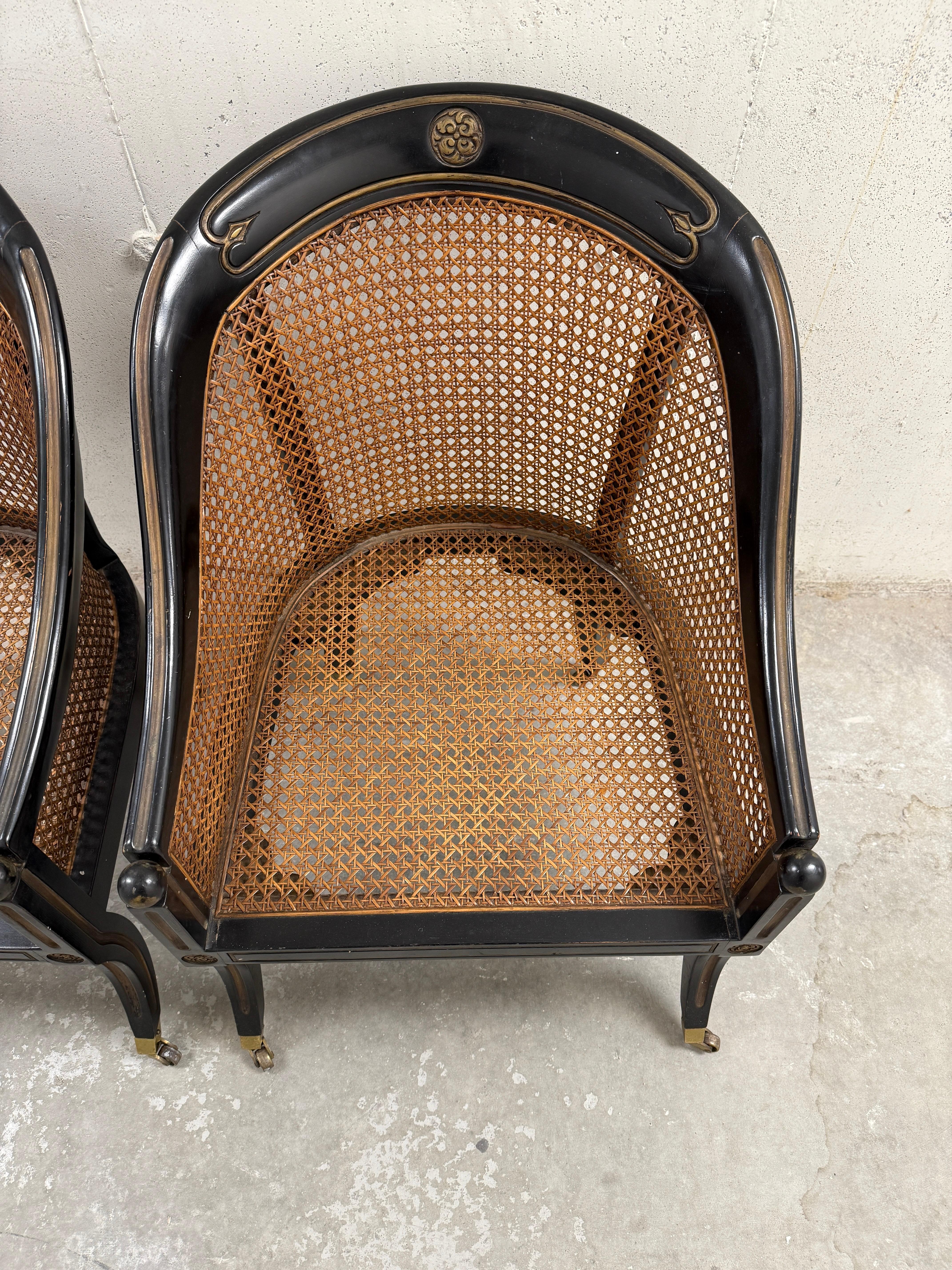 Regency Coppia di sedie in legno e canna ebanizzate in stile Reggenza francese del XIX secolo con rotelle in vendita