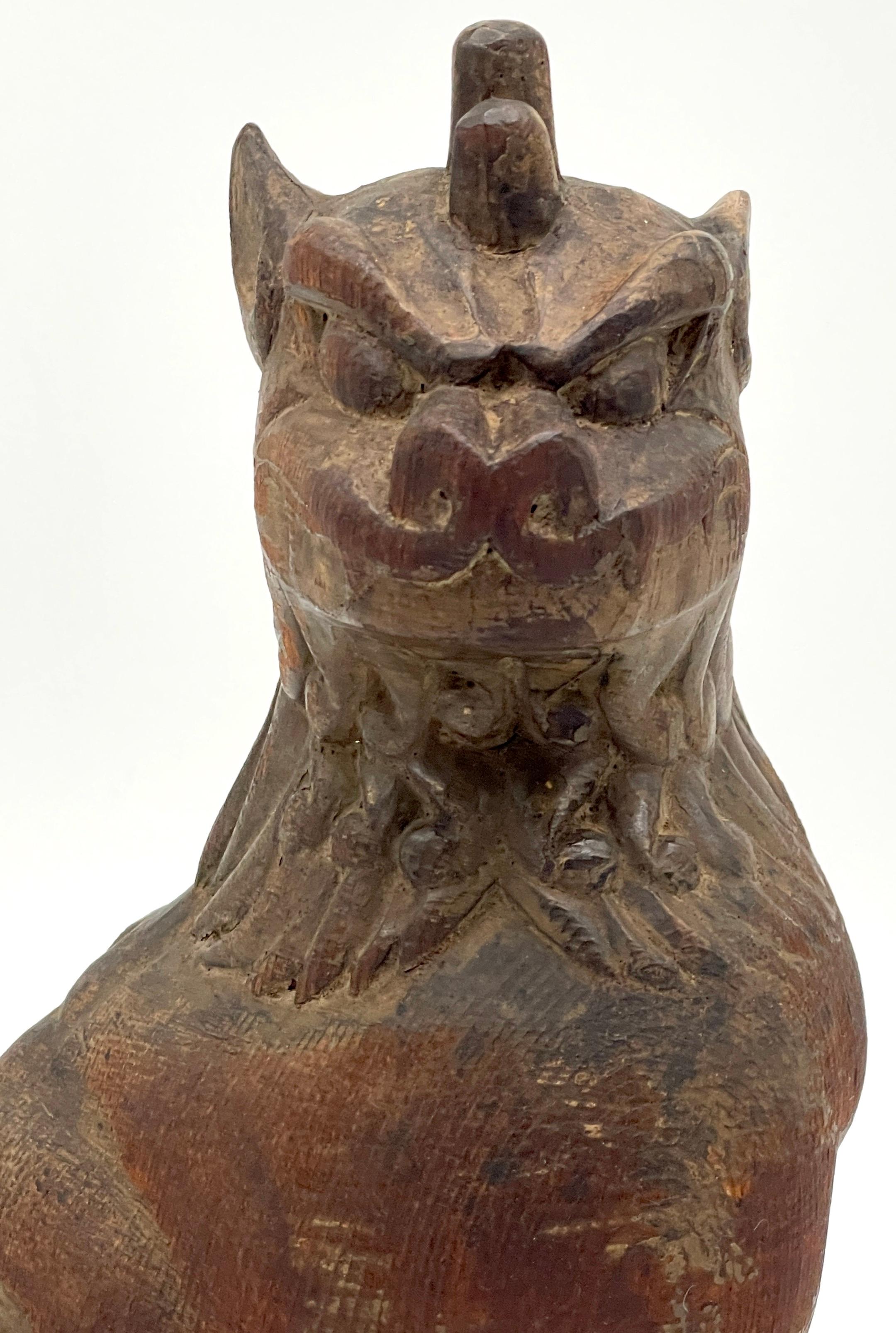 Paire d'objets en bois tibétain sculpté du A.C.I.  & Polychromé  Chien Foo/ Gardien /Temple en vente 3