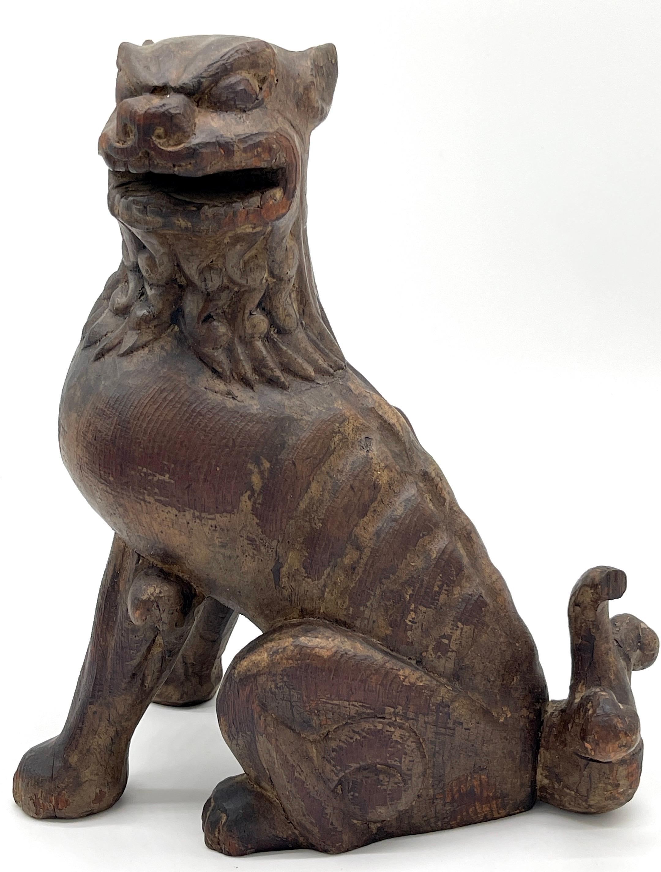 Paire d'objets en bois tibétain sculpté du A.C.I.  & Polychromé  Chien Foo/ Gardien /Temple Bon état - En vente à West Palm Beach, FL