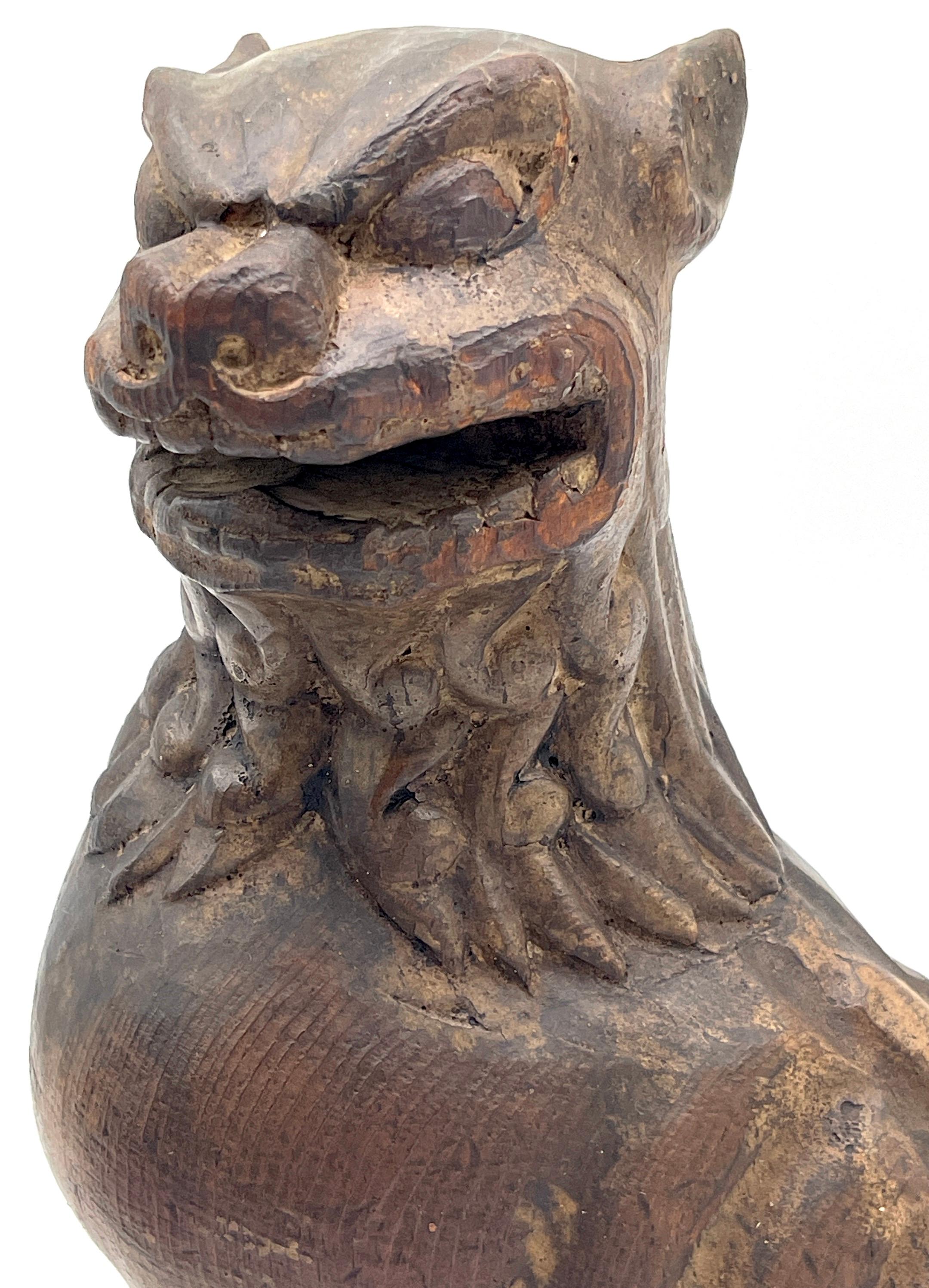 XIXe siècle Paire d'objets en bois tibétain sculpté du A.C.I.  & Polychromé  Chien Foo/ Gardien /Temple en vente