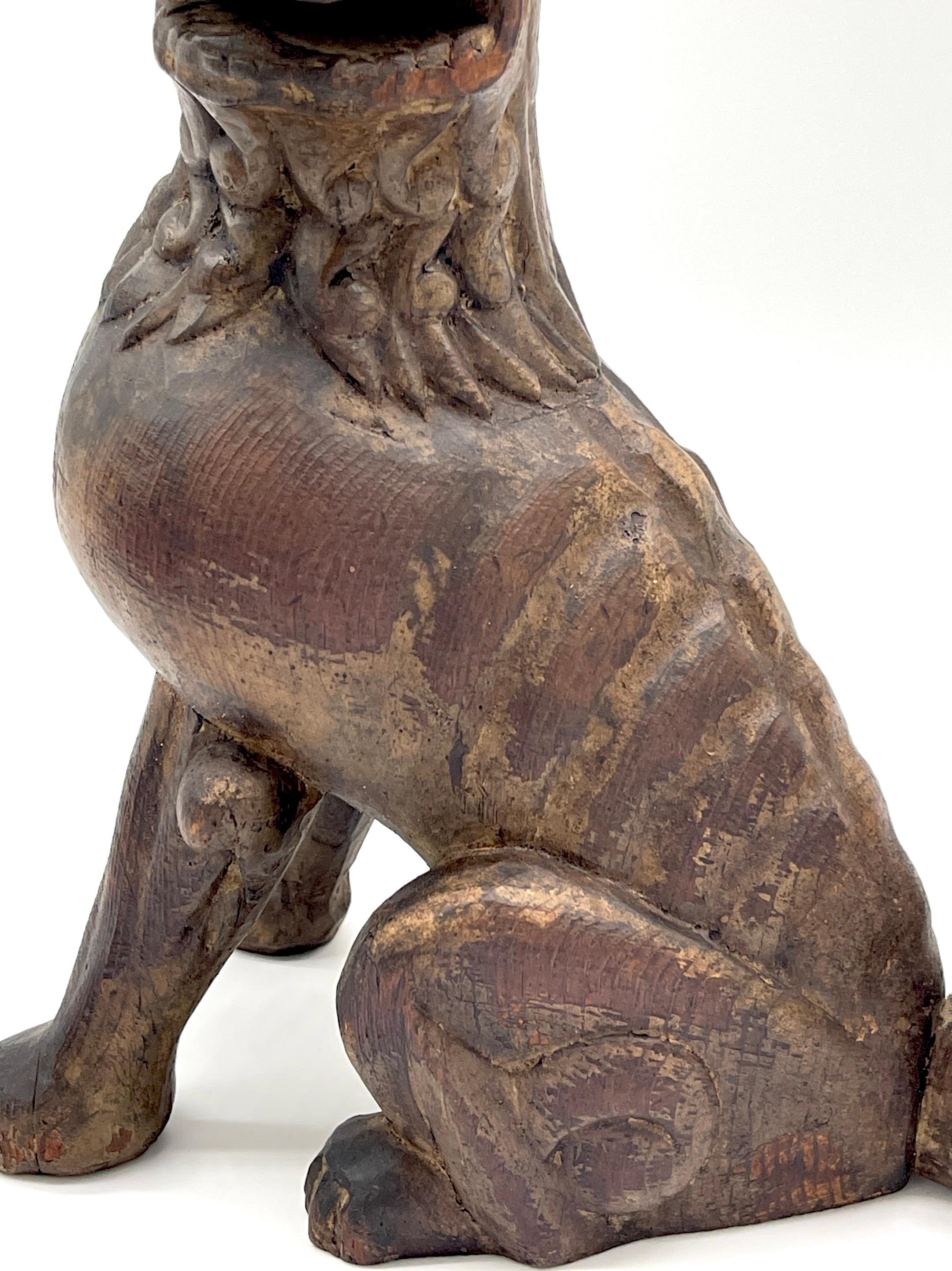 Bois Paire d'objets en bois tibétain sculpté du A.C.I.  & Polychromé  Chien Foo/ Gardien /Temple en vente