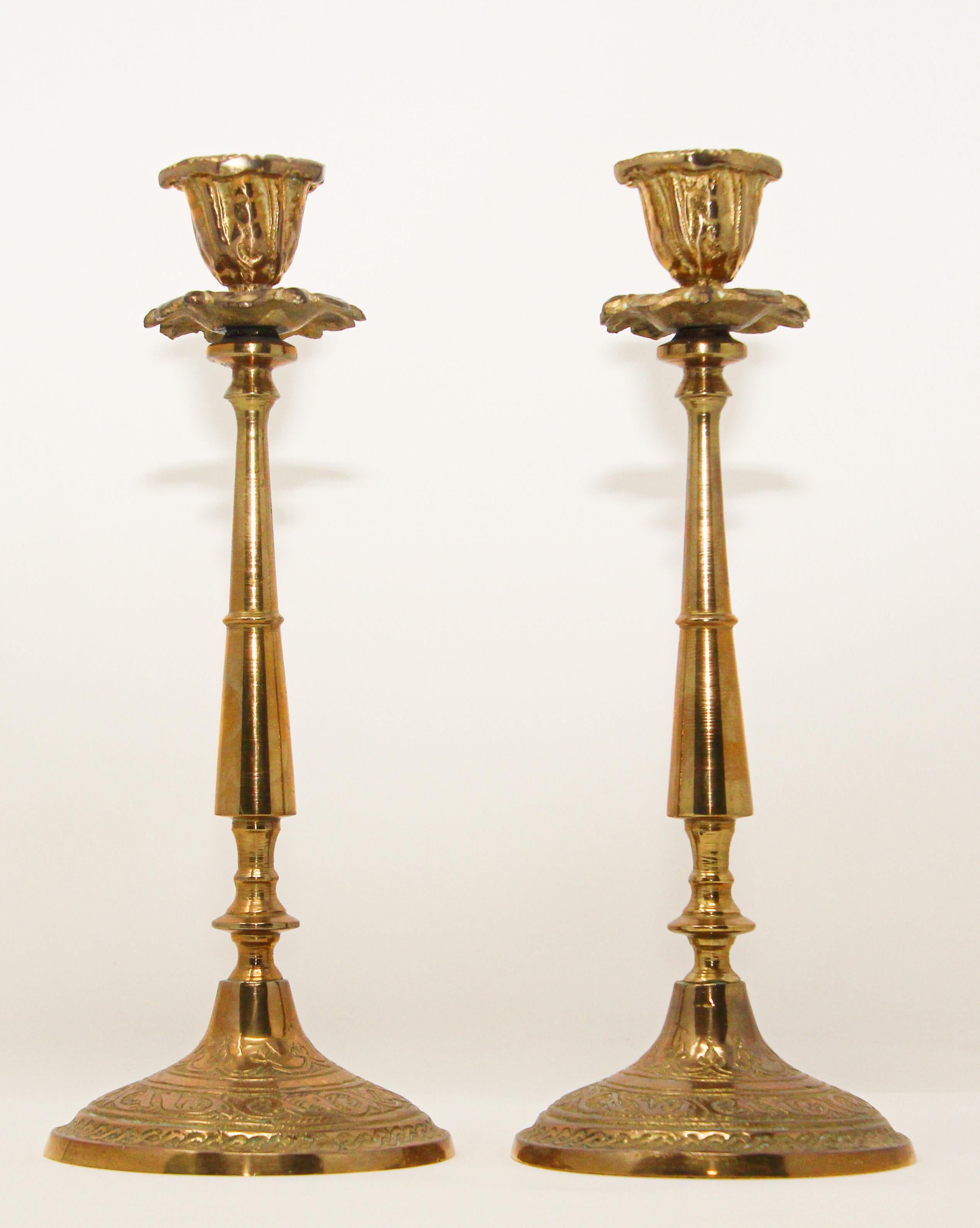 Pair of 19th century Victorian brass polished candlesticks hand-tooled brass candlesticks.
Engraved brass with round base.
Nice heavy handcrafted and hammered Victorian brass candle sticks, candleholders, finely hand chased with foliage