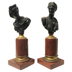Paire d'objets du 19e siècle. Bustes en bronze de Diane et Apollo sur montures en marbre rouge