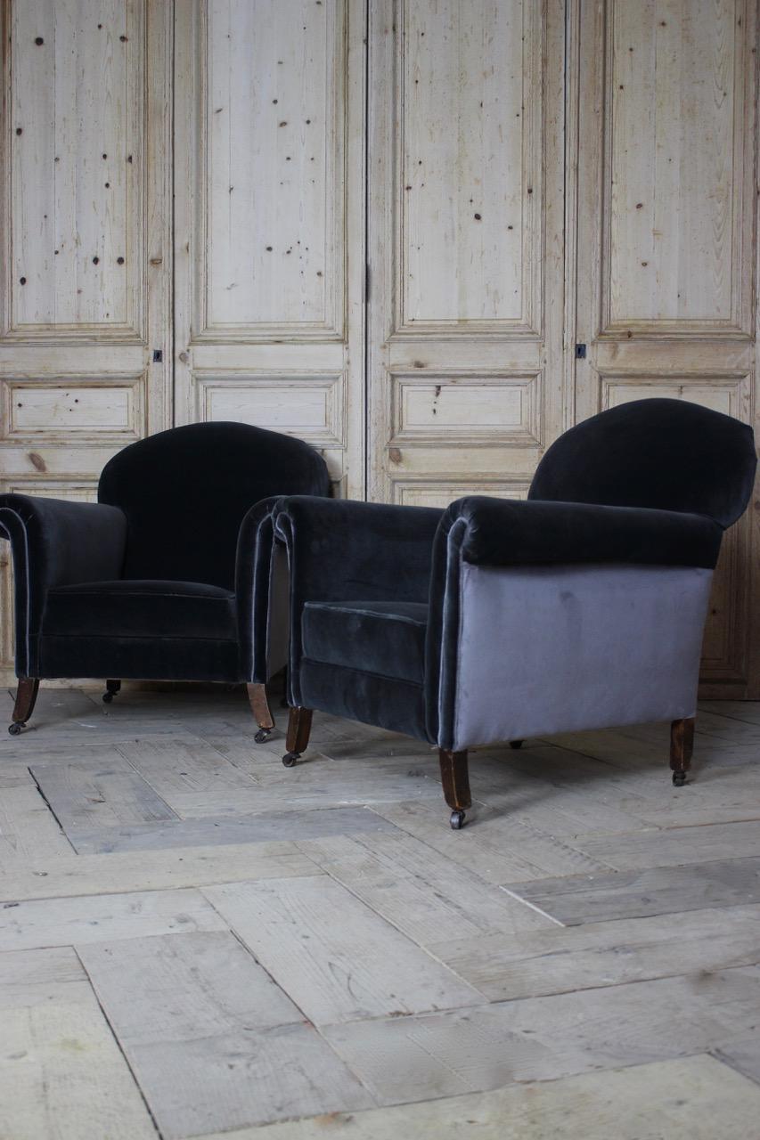 A very comfortable and elegant pair of late 19th century English armchairs, having been reupholstered by us in two different color velvet, that will work well in a contemporary setting.
Measures: 39cm high (Floor to seat).