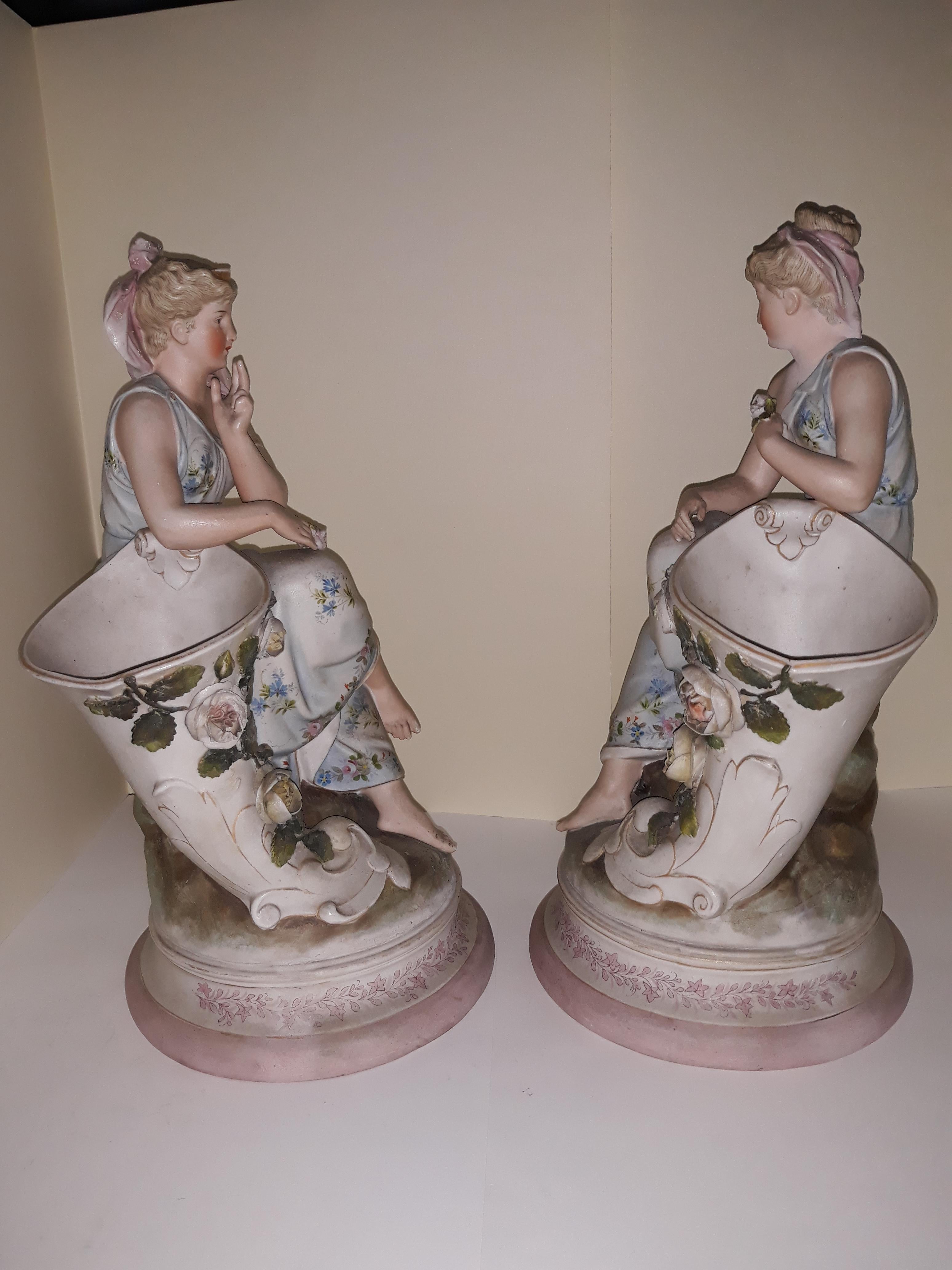 Pair of 19th Century Porcelain Biscuit, France, Vieux Paris Cornucopia Statue In Excellent Condition For Sale In Lentate sul Seveso (Mb), IT