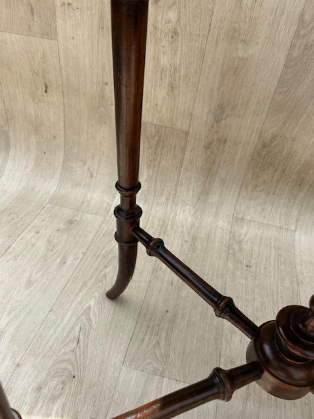 Pair of 19th Cent. Victorian Aesthetic Walnut Occasional Side Tables, English en venta 2