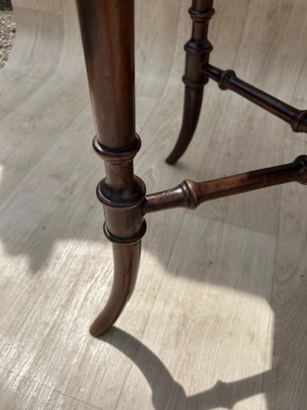 Pair of 19th Cent. Victorian Aesthetic Walnut Occasional Side Tables, English en venta 3