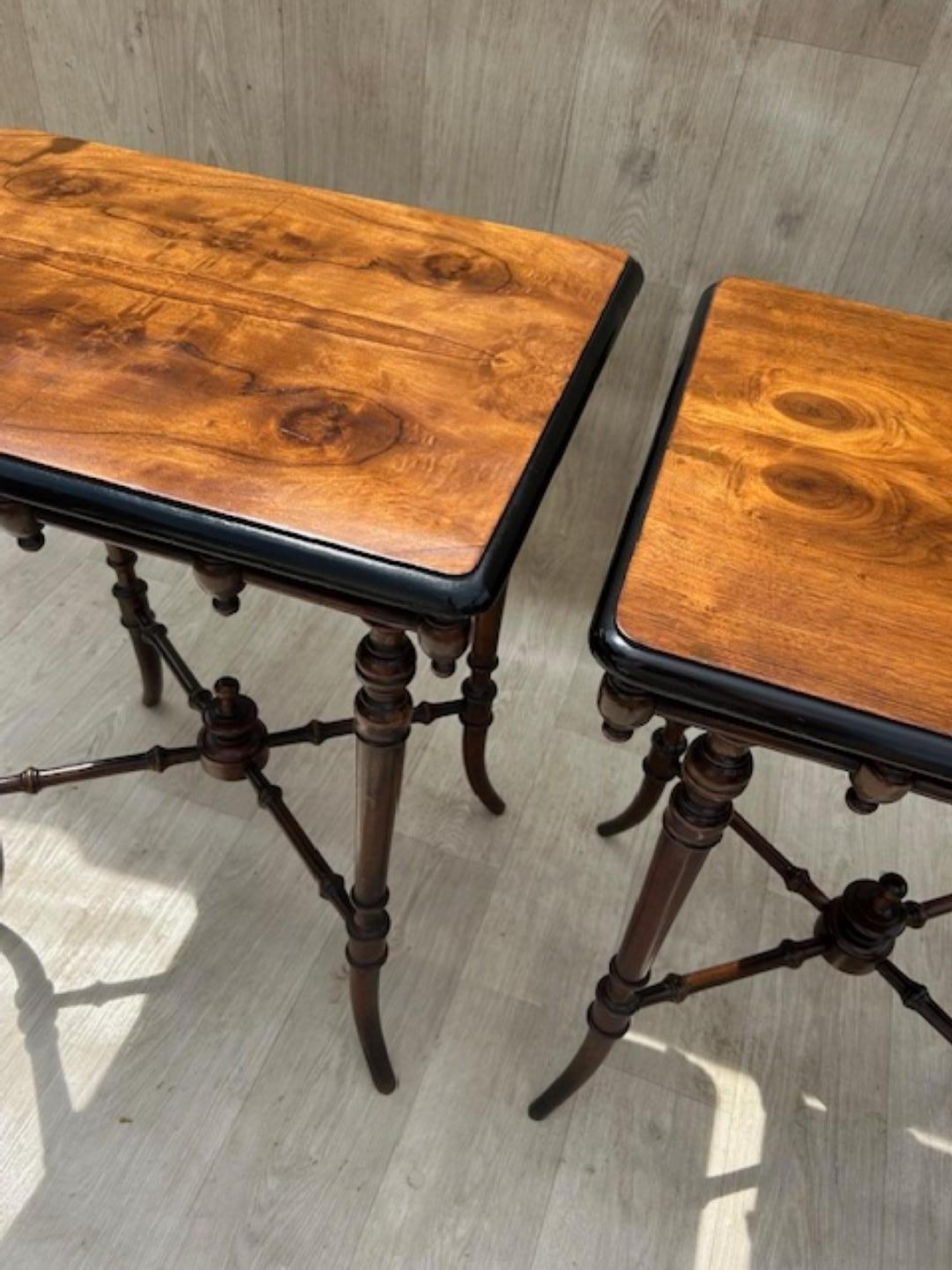 Pair of 19th Cent. Victorian Aesthetic Walnut Occasional Side Tables, English Movimiento estético en venta
