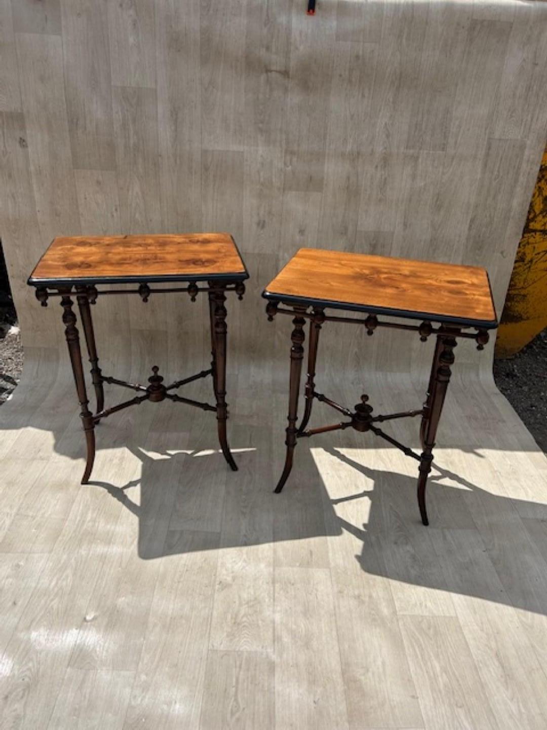 Pair of 19th Cent. Victorian Aesthetic Walnut Occasional Side Tables, English Lacado en venta