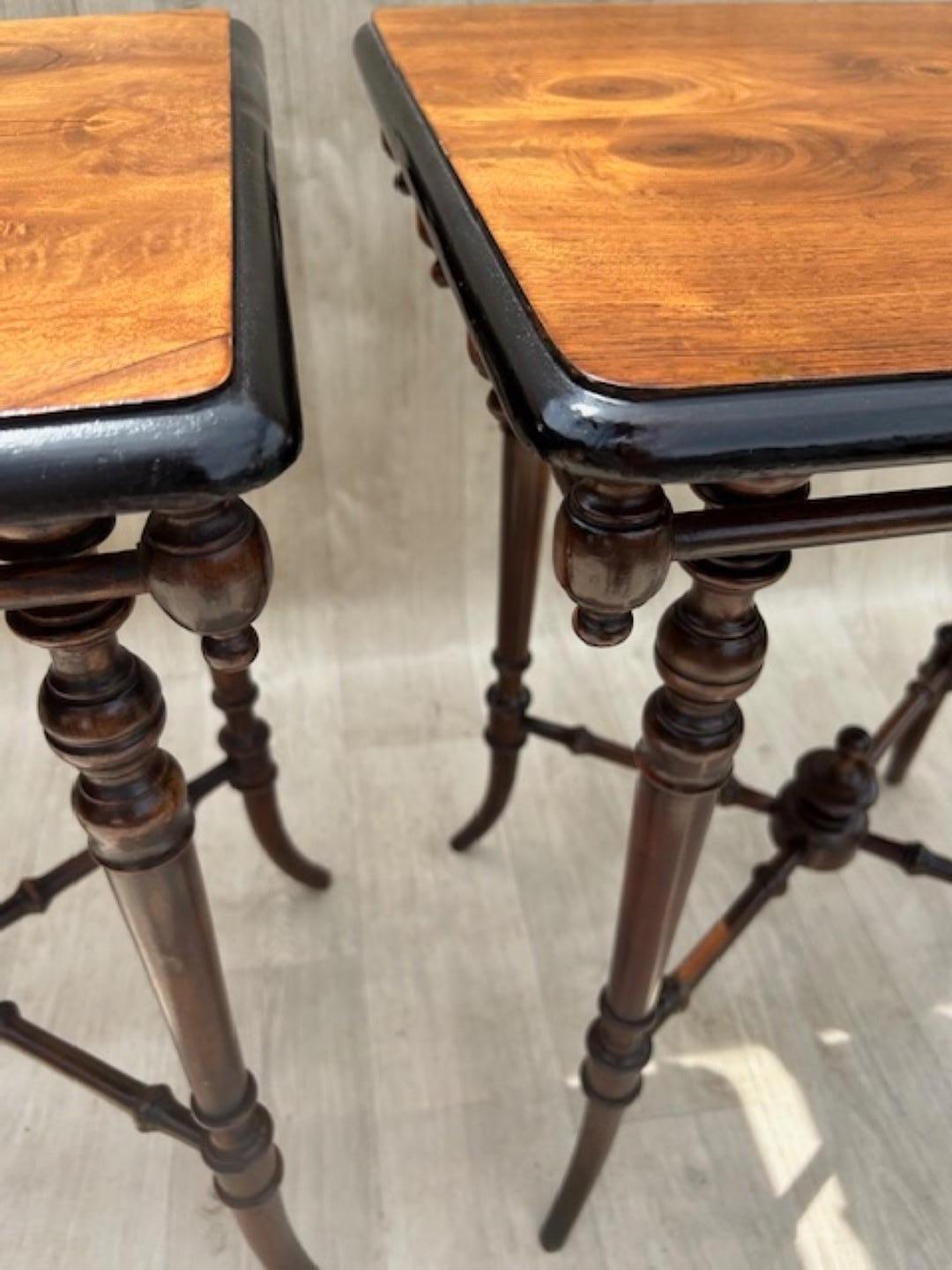 Pair of 19th Cent. Victorian Aesthetic Walnut Occasional Side Tables, English Fines del siglo XIX en venta