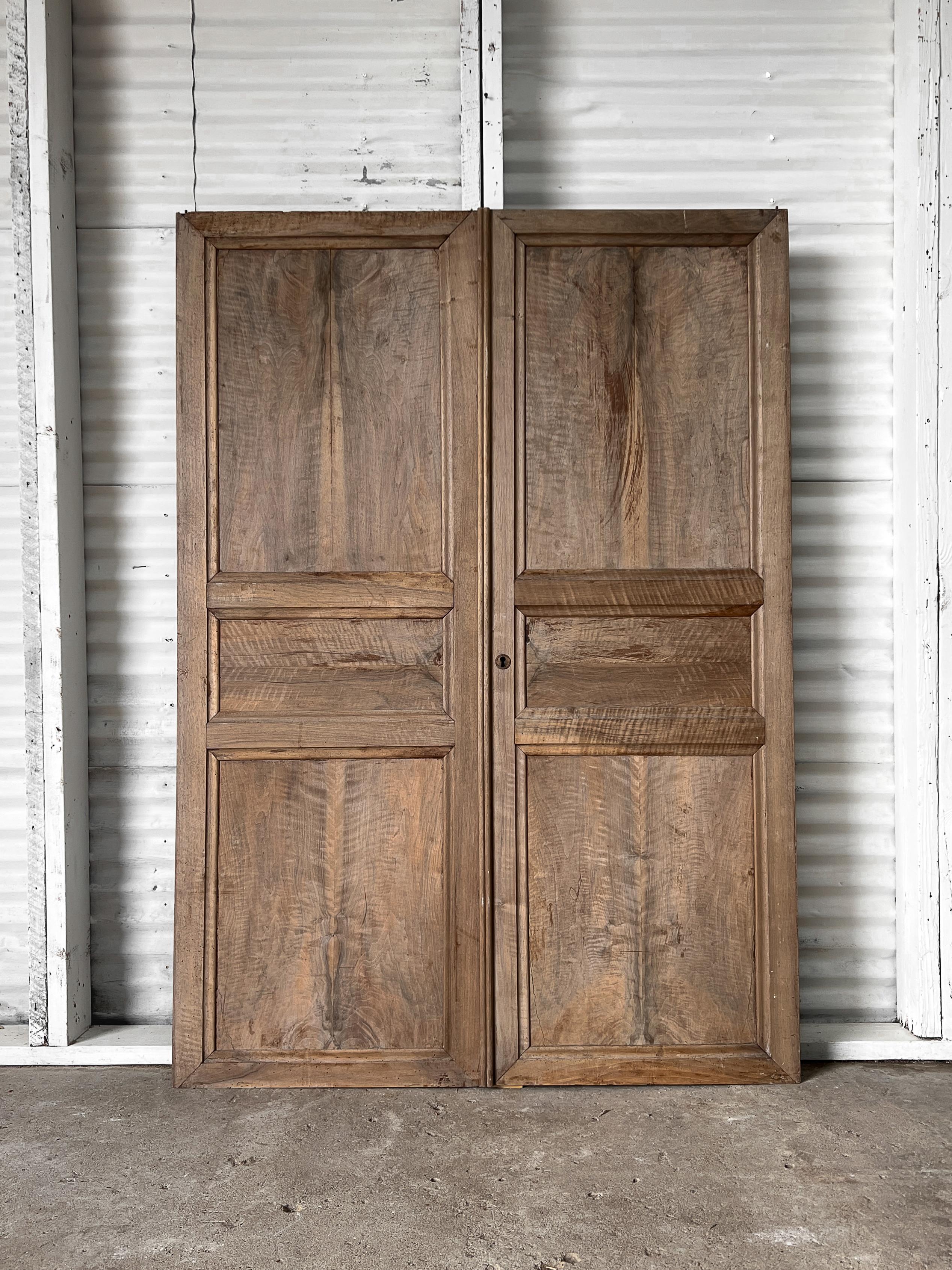 Ein Paar antiker französischer 3-Paneel-Türen aus dem 19. Jahrhundert mit hochgezogenen, abgeschrägten Zierelementen. Die aus massivem Nussbaumholz handgefertigten Paneele sind aufeinander abgestimmt, was ihnen ein elegantes Aussehen verleiht.

Die