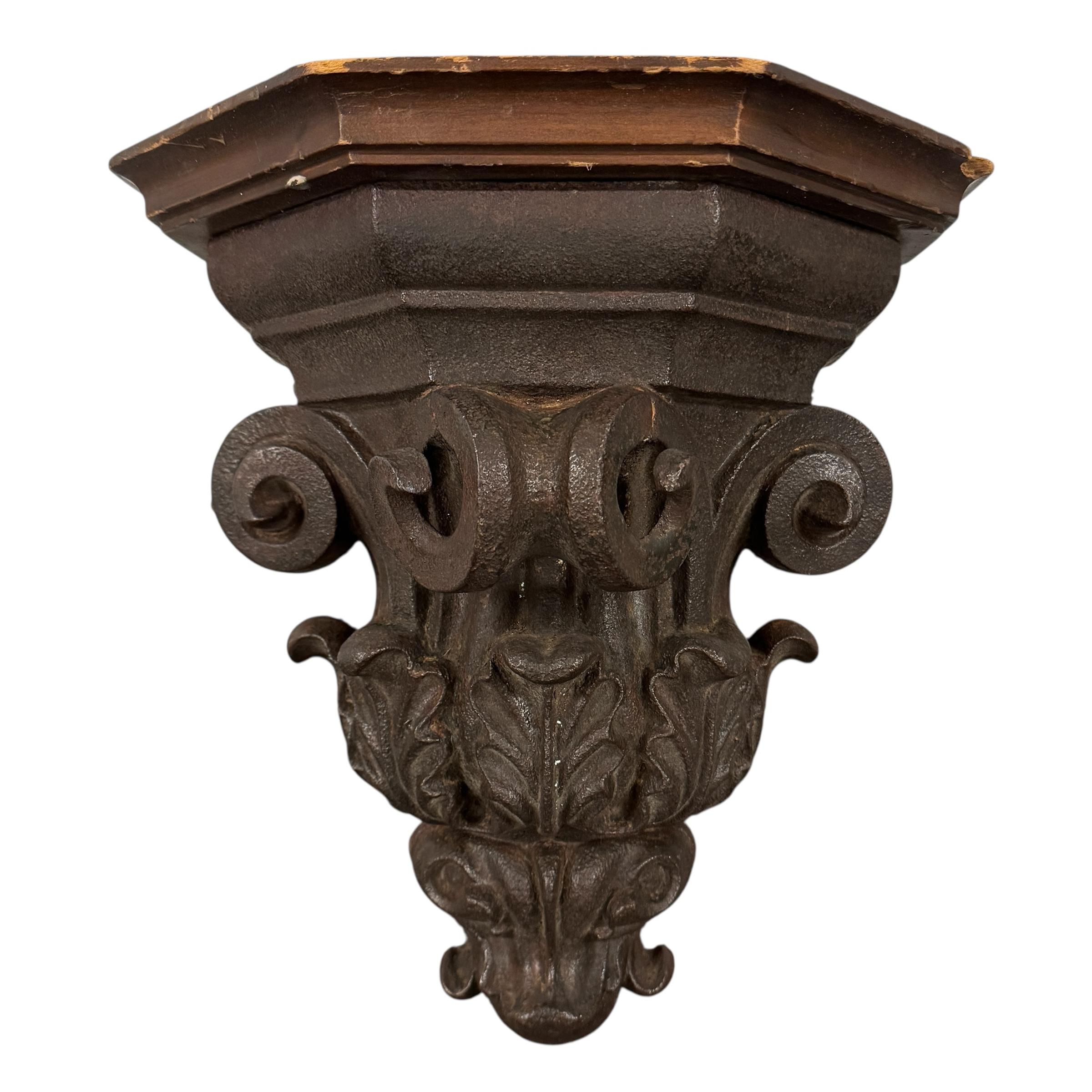 Pair of 19th Century American Beaux Arts Cast Iron Wall Brackets Bellas artes en venta