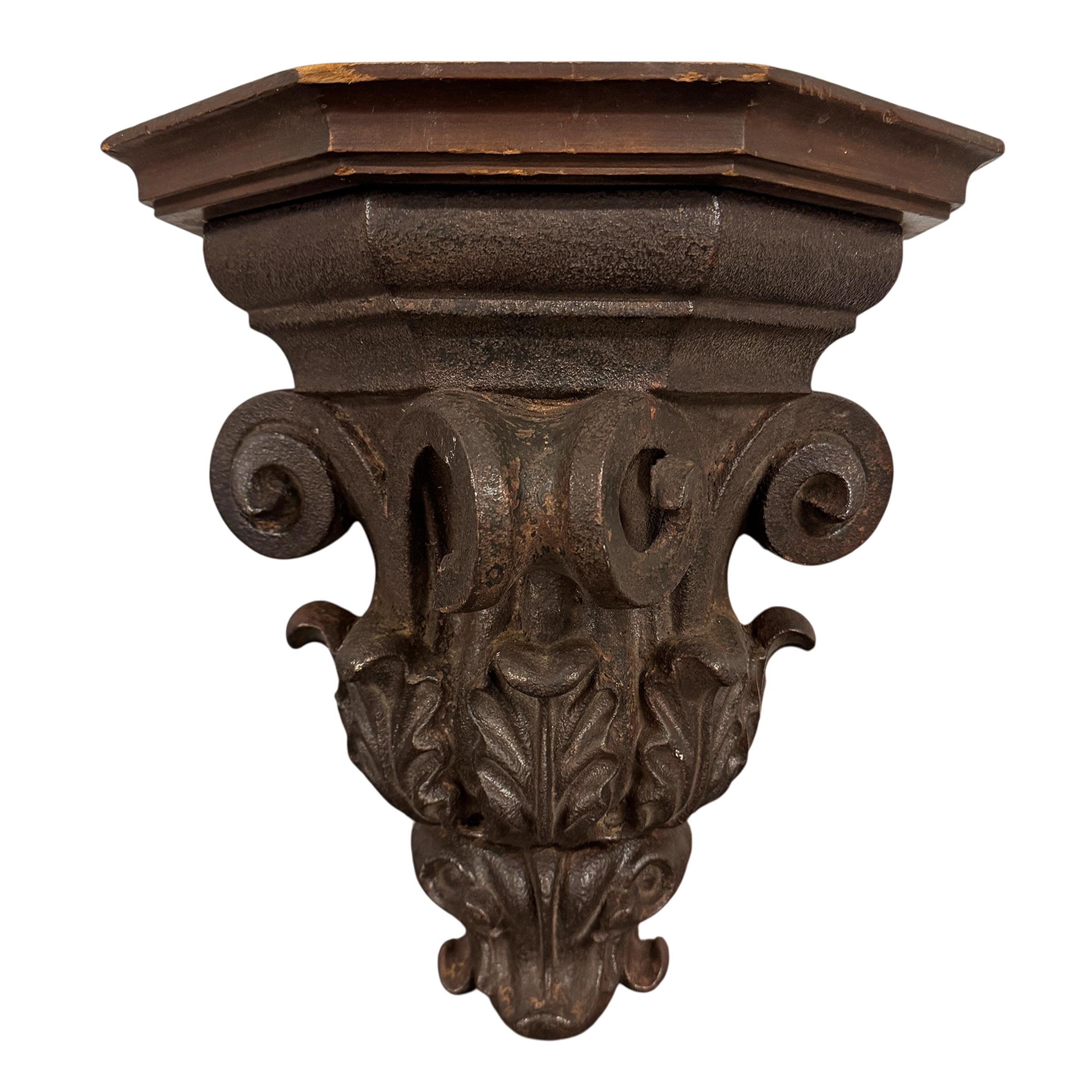 Pair of 19th Century American Beaux Arts Cast Iron Wall Brackets Estadounidense en venta