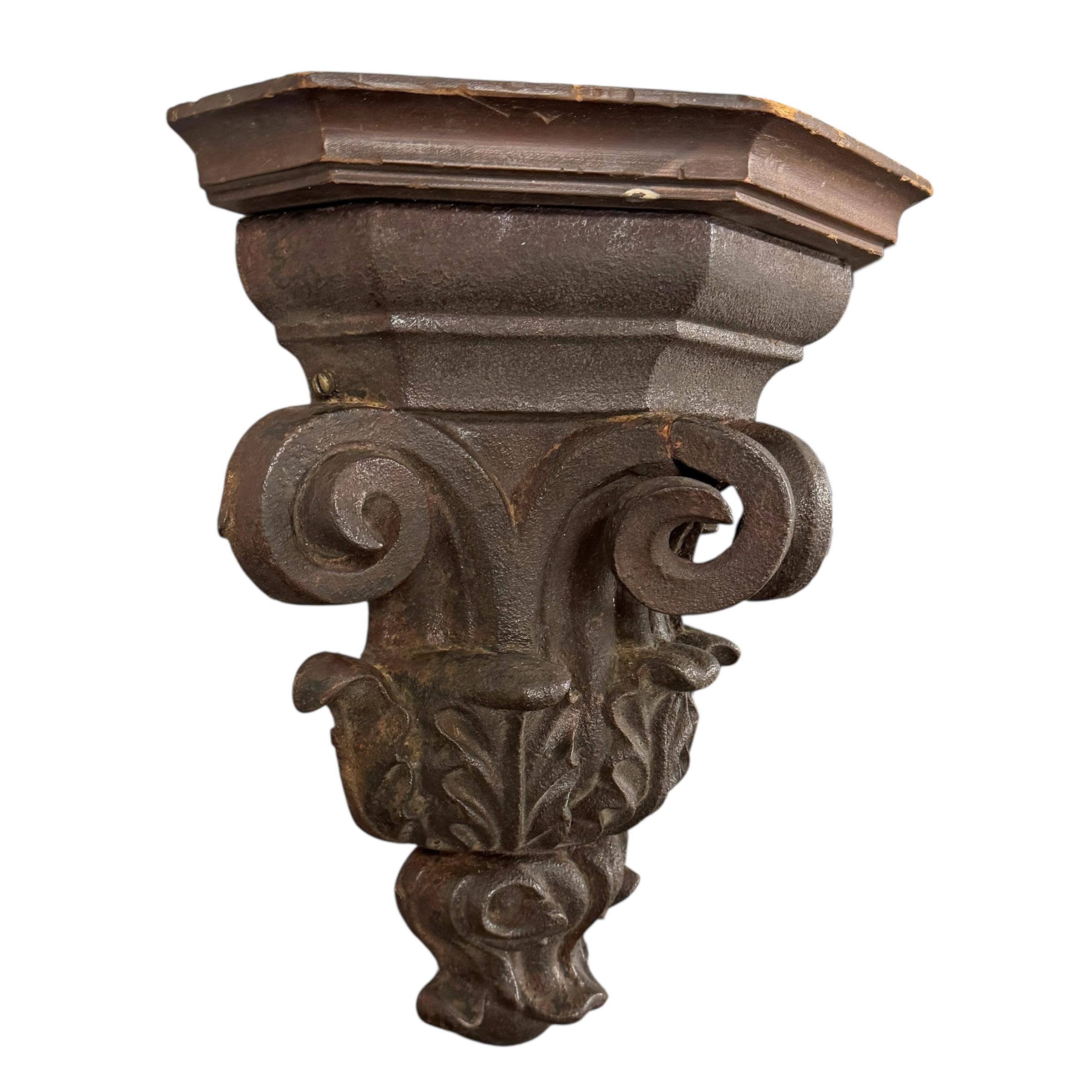 Pair of 19th Century American Beaux Arts Cast Iron Wall Brackets Vaciado en venta