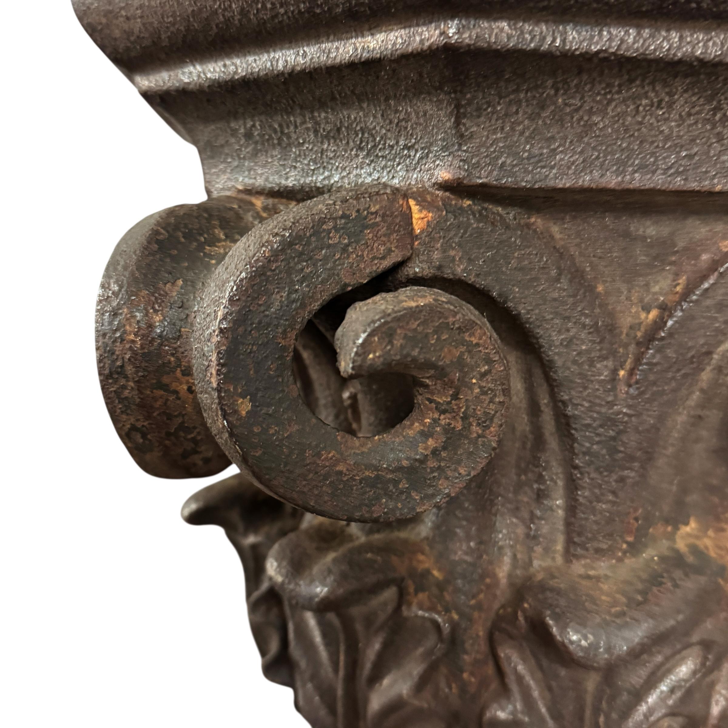 Pair of 19th Century American Beaux Arts Cast Iron Wall Brackets siglo XIX en venta
