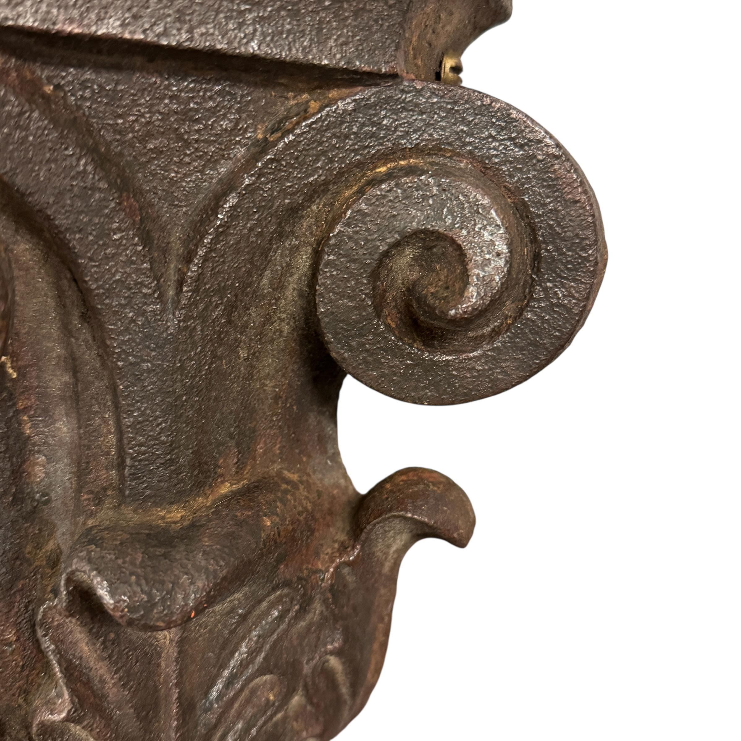 Pair of 19th Century American Beaux Arts Cast Iron Wall Brackets Hierro en venta
