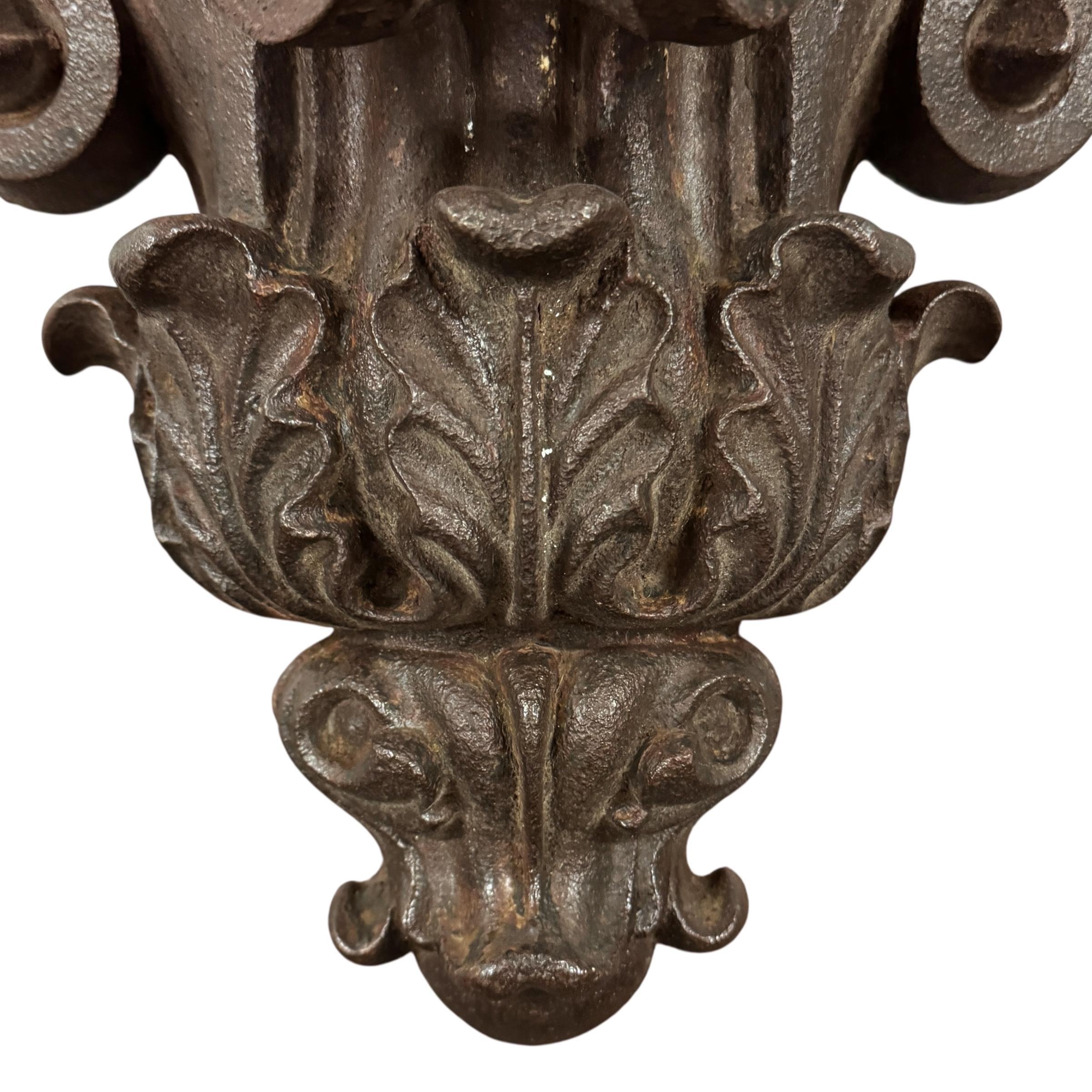 Pair of 19th Century American Beaux Arts Cast Iron Wall Brackets en venta 1