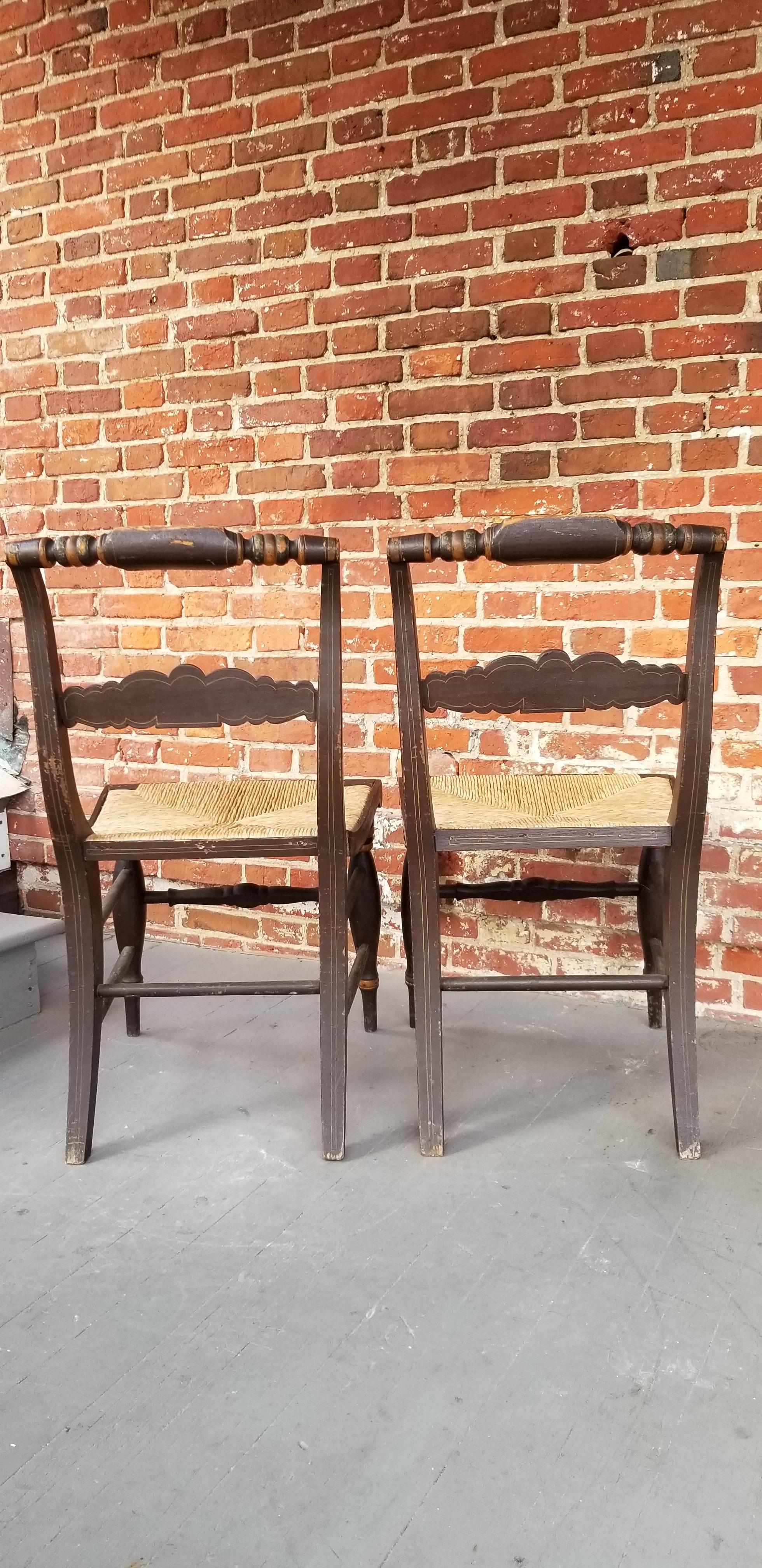 Américain Paire de chaises d'appoint américaines du 19ème siècle:: en bois doré et sérigraphié en vente