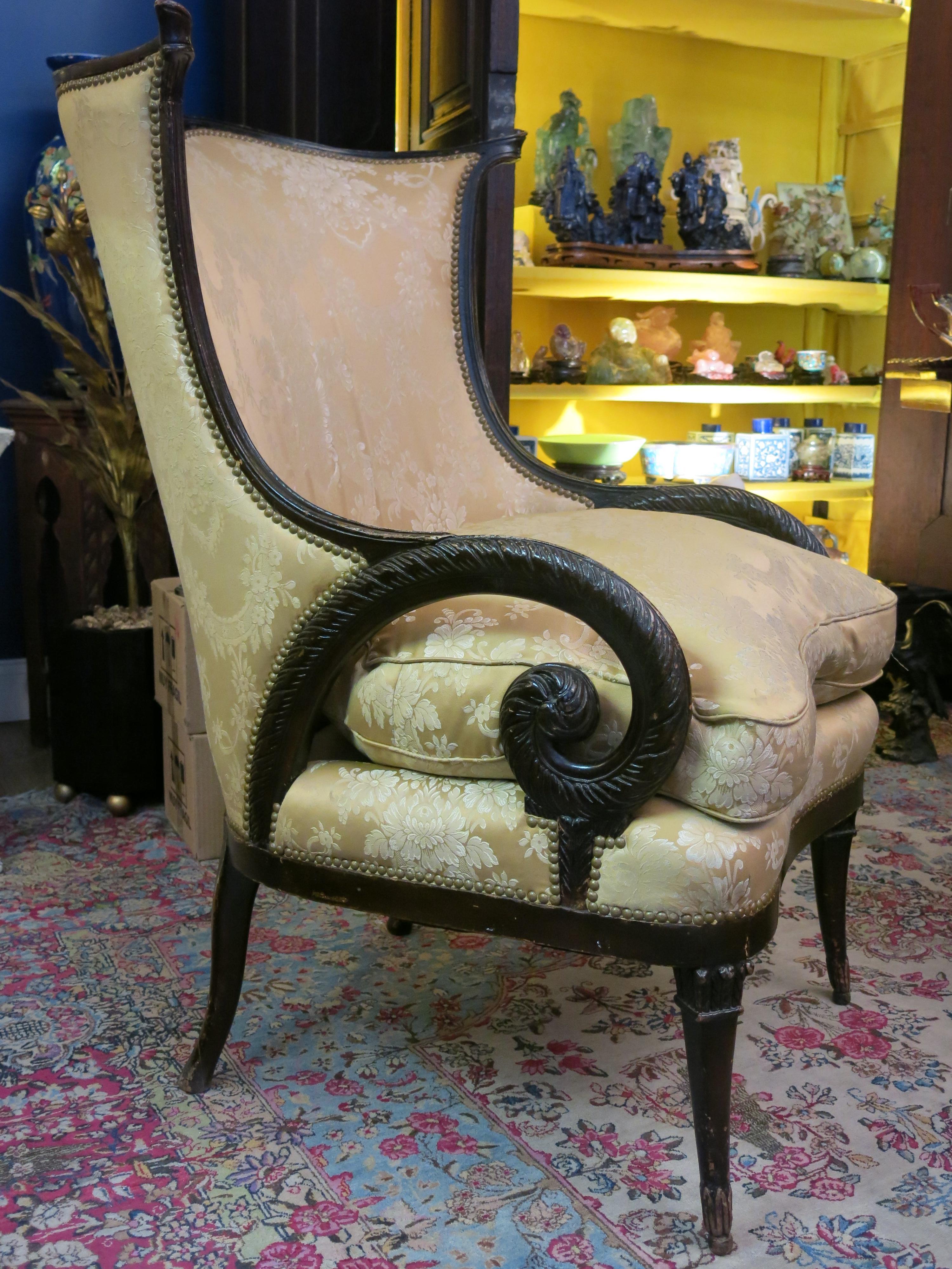 
Ti presentiamo una splendida coppia di poltrone americane in mogano del XIX secolo, che evocano l'eleganza senza tempo dello stile William & Mary. Con i loro caratteristici braccioli e schienali curvi, queste sedie emanano un fascino classico e