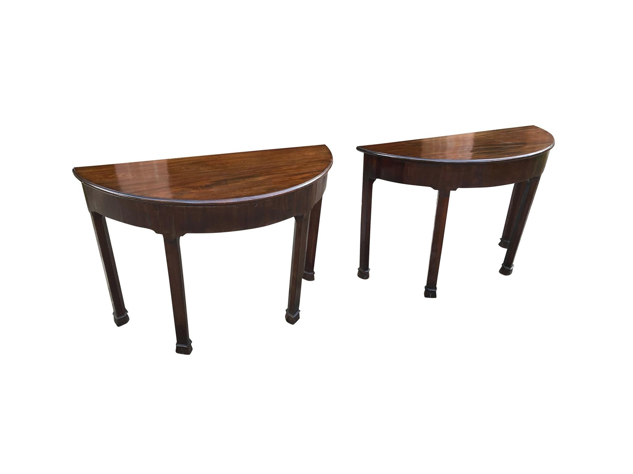 Pair of 19th Century American Mahogany Demilune Tables In Good Condition In New York, NY