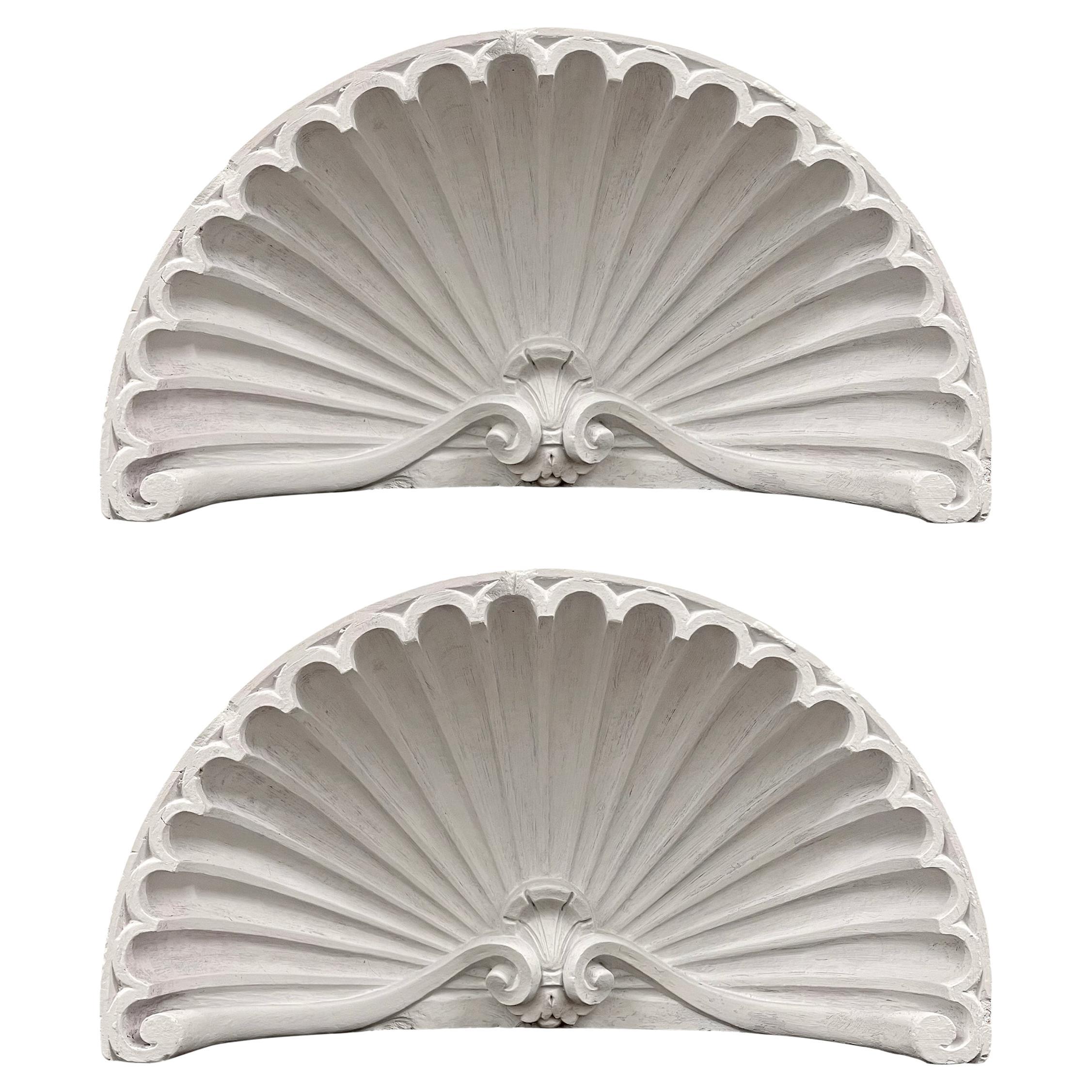 Paire de capuchons de niche ou de porte en plâtre américain du 19ème siècle en forme de coquillage