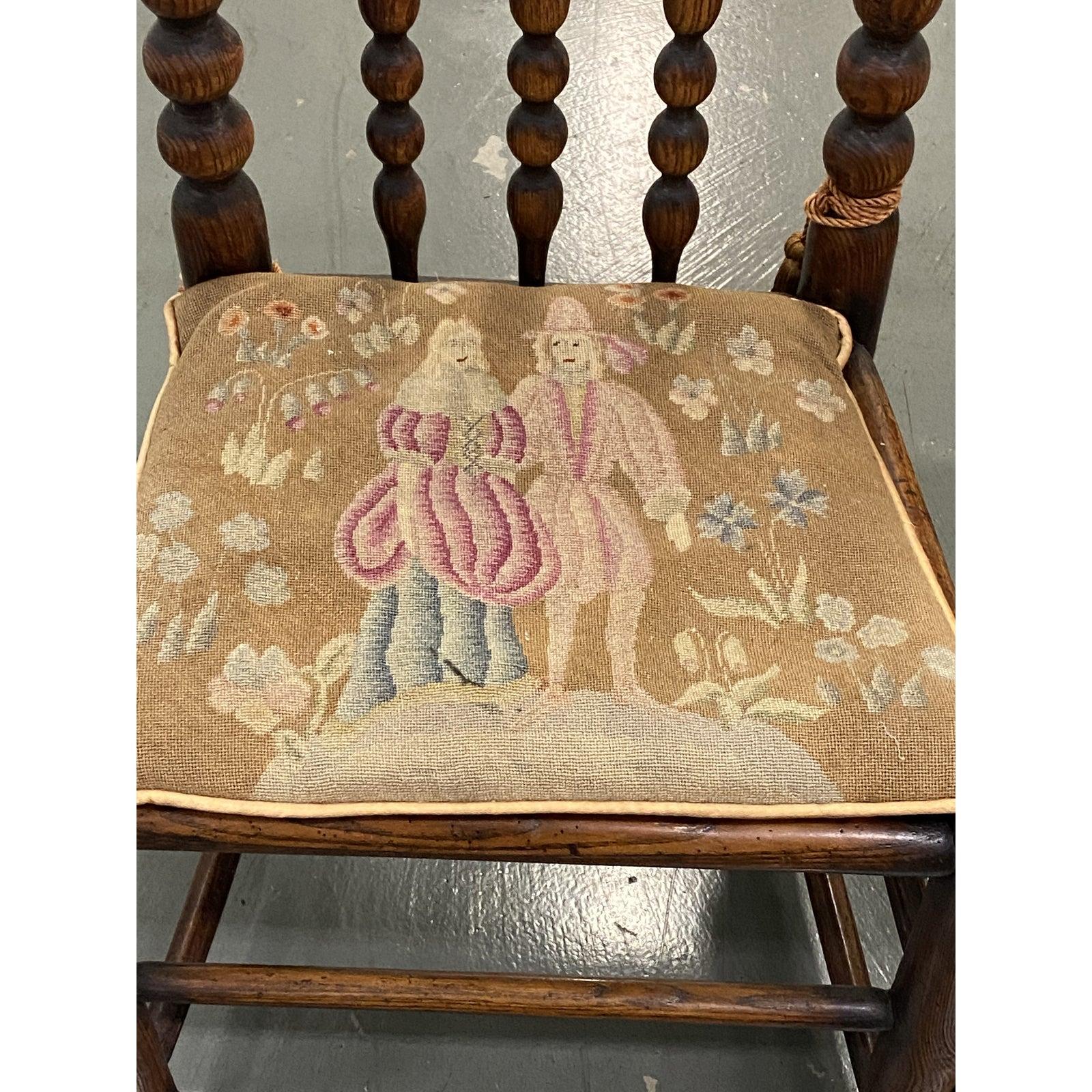Coppia di poltrone in noce americano del XIX secolo con cuscini a petit point in vendita 1