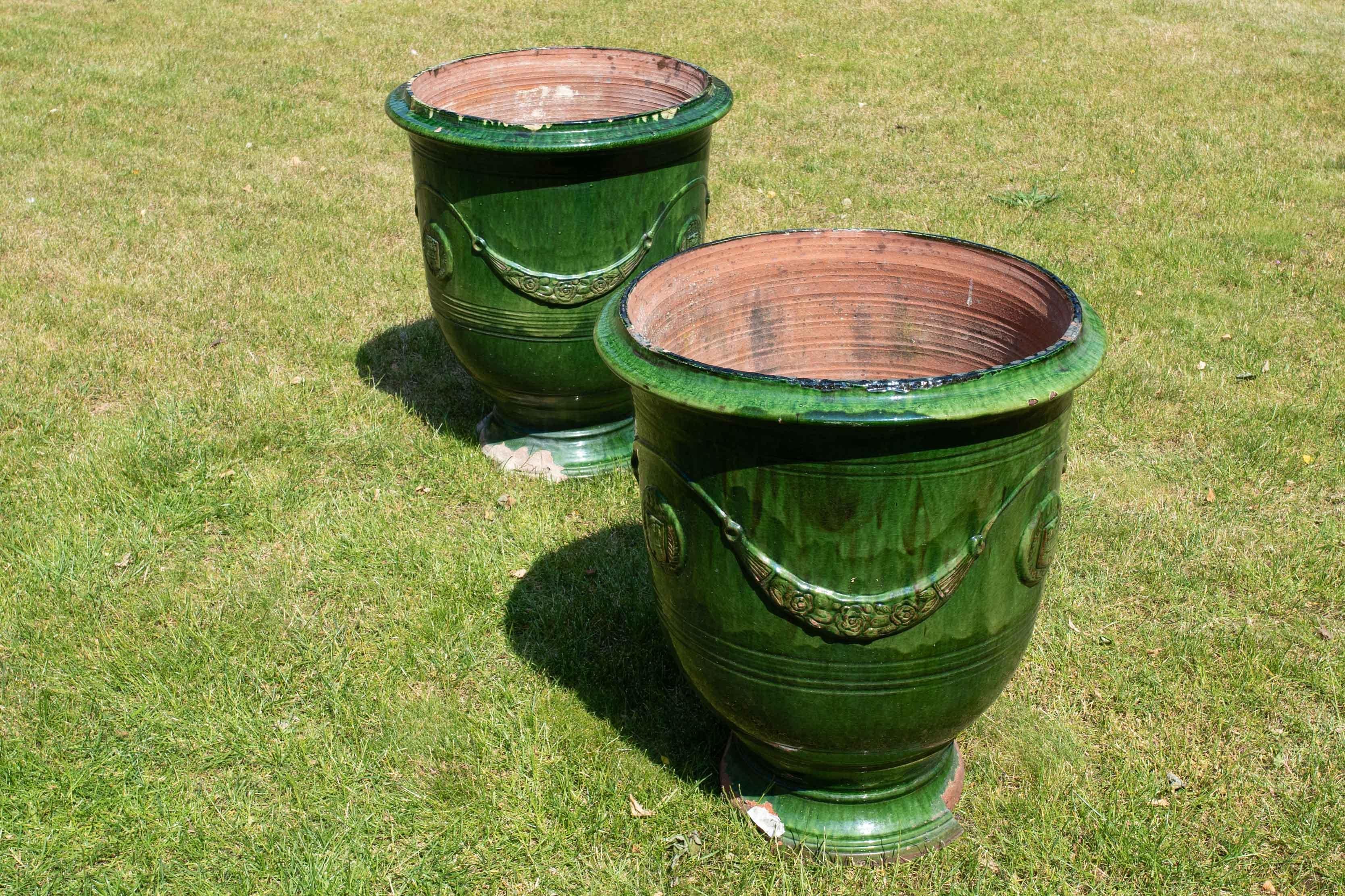 Pair of 19th century Anduse pots in green ‘emaille’ by Poterie de la Madeleine In Fair Condition For Sale In Oostende, BE