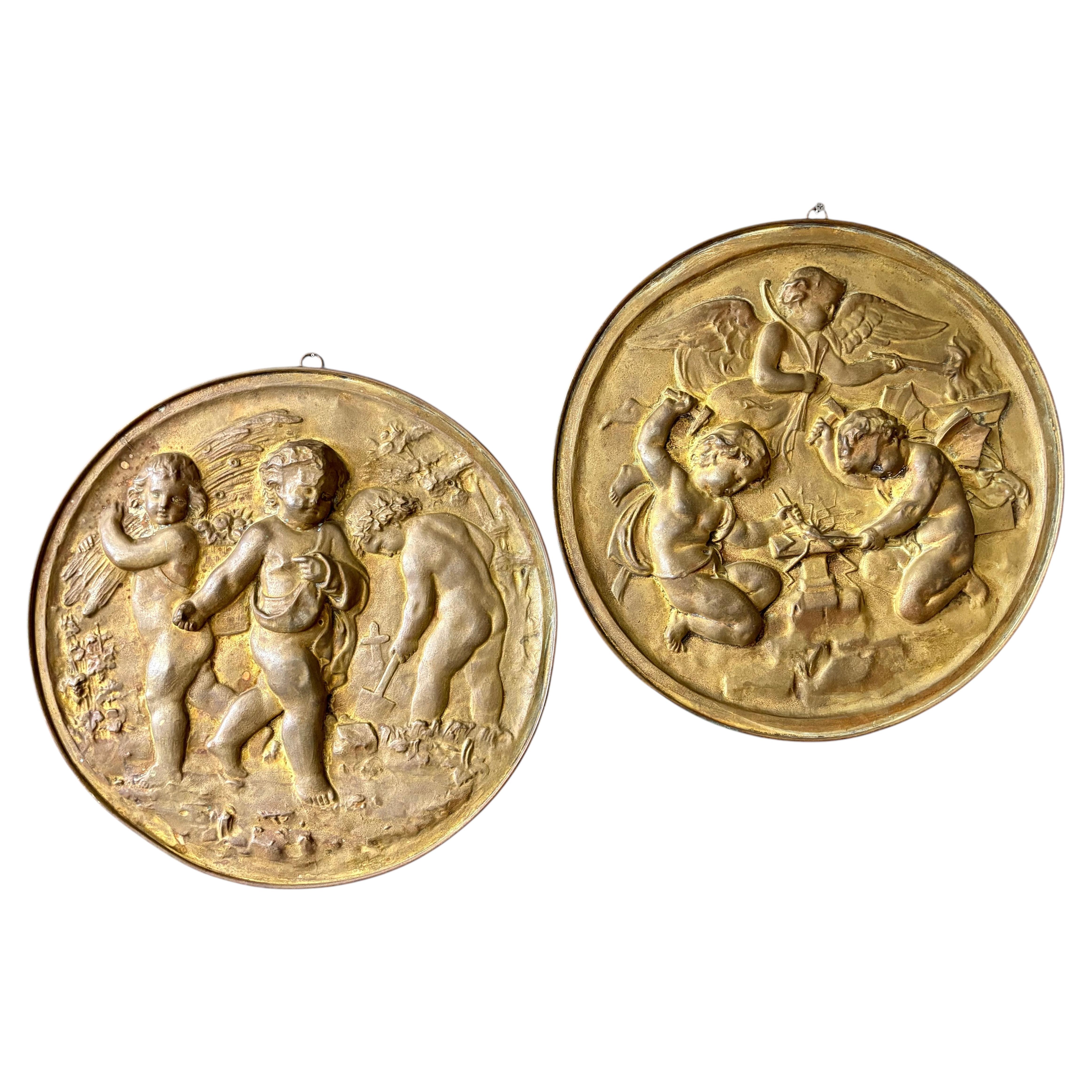 Pareja de Redondos Decorativos de Latón Repoussé del Siglo XIX Ángeles Trabajando