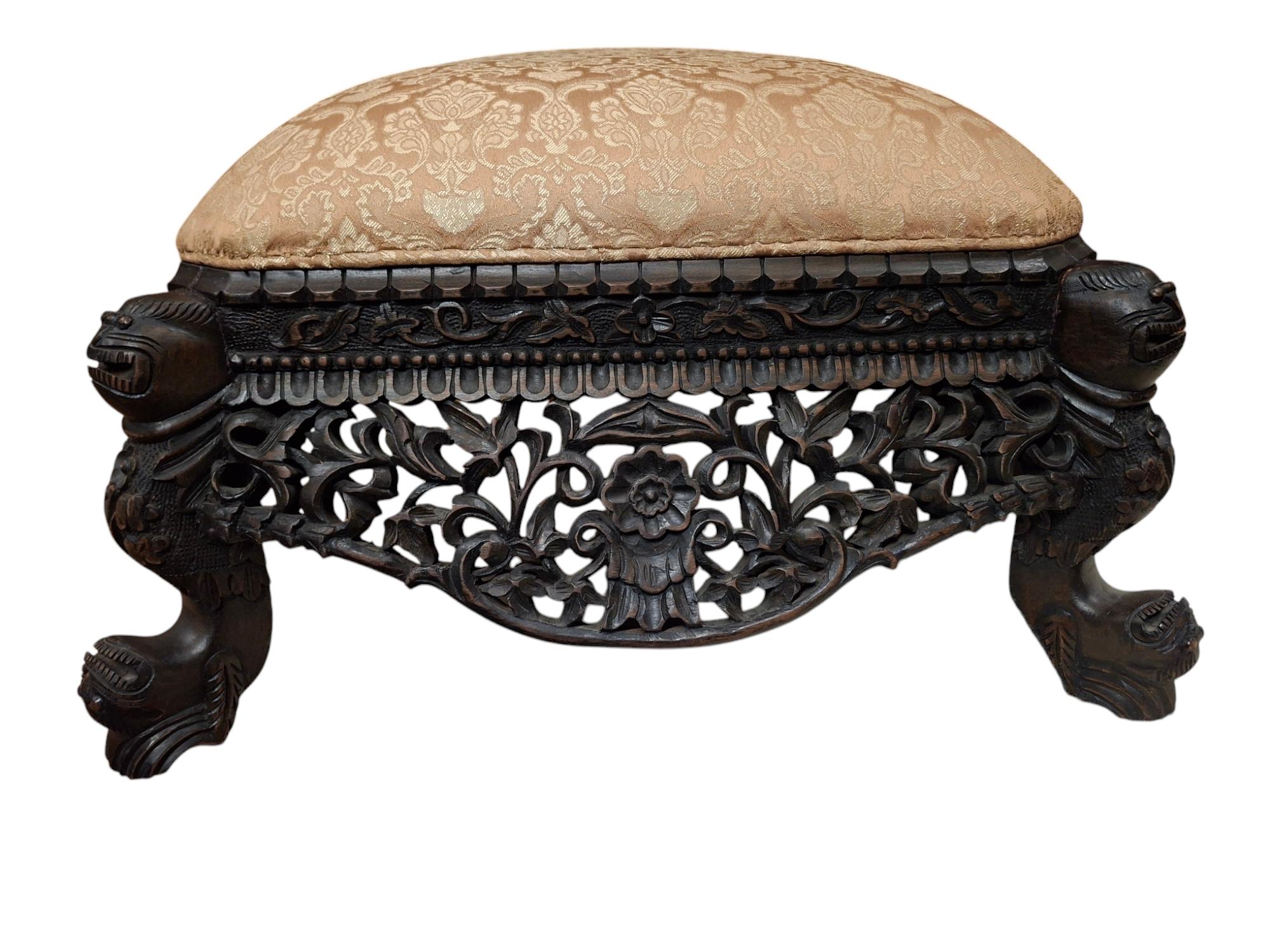 Coppia di panche basse anglo-indiane birmane del XIX secolo.  Legno splendidamente intagliato con motivi floreali, fogliame e creature mitiche. Tappezzeria recente con elegante design damascato.

39