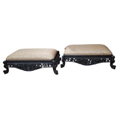 Paire de bancs/ottomans bas sculptés anglo-indiens du 19ème siècle