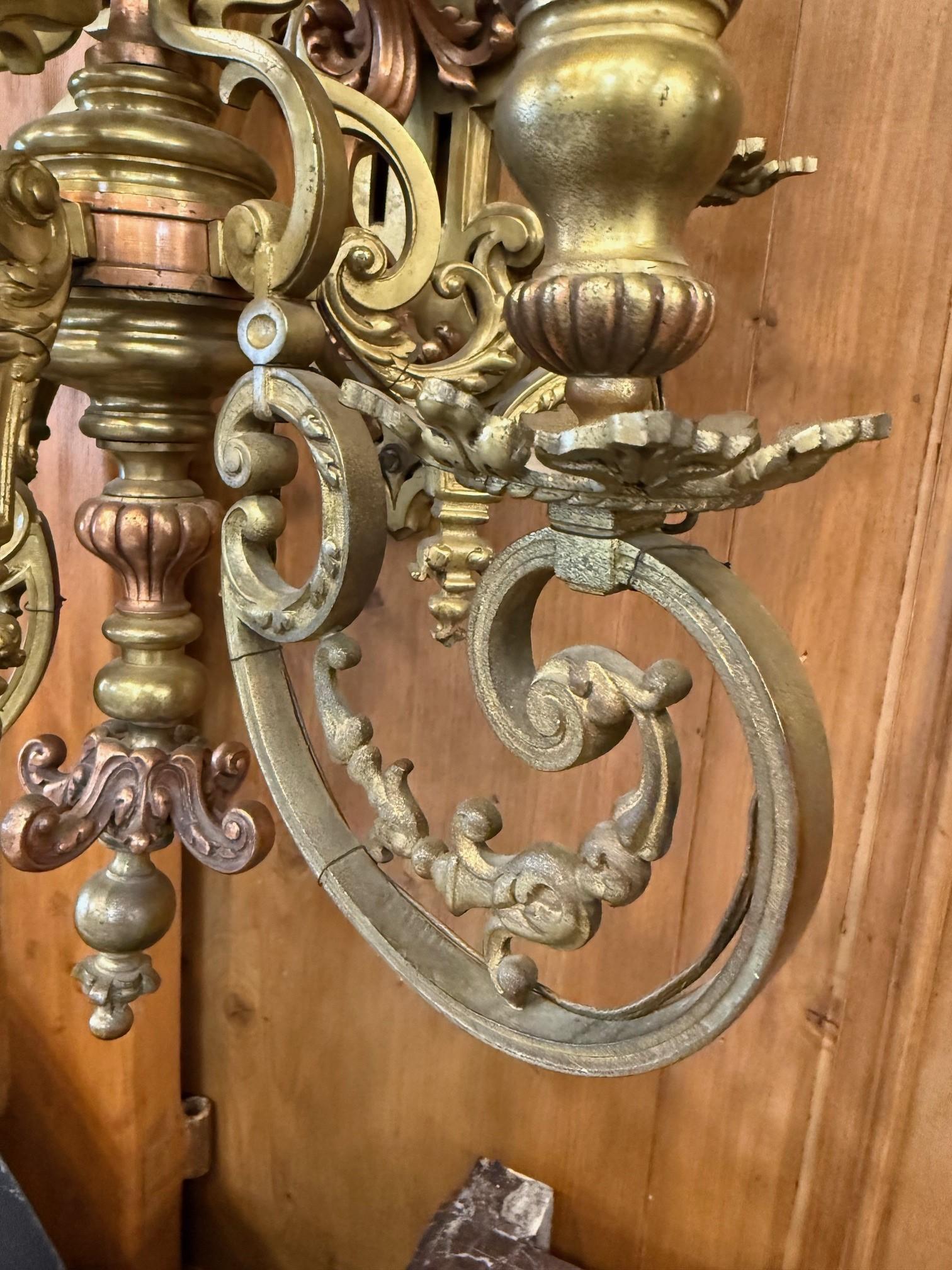 Coppia di grifoni in rame e bronzo antico del XIX secolo in vendita 7