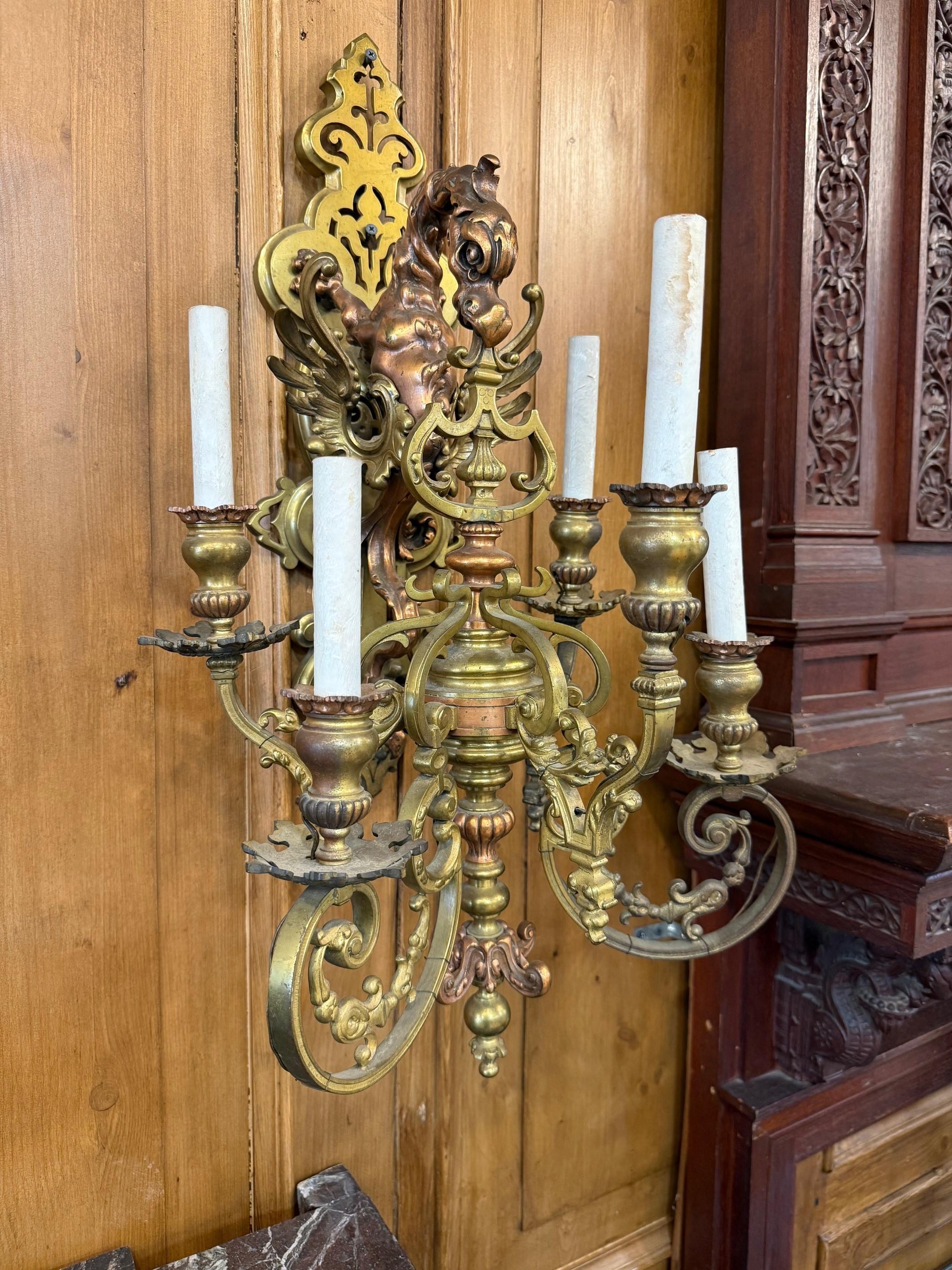 Coppia di grifoni in rame e bronzo antico del XIX secolo In condizioni buone in vendita a Stamford, CT
