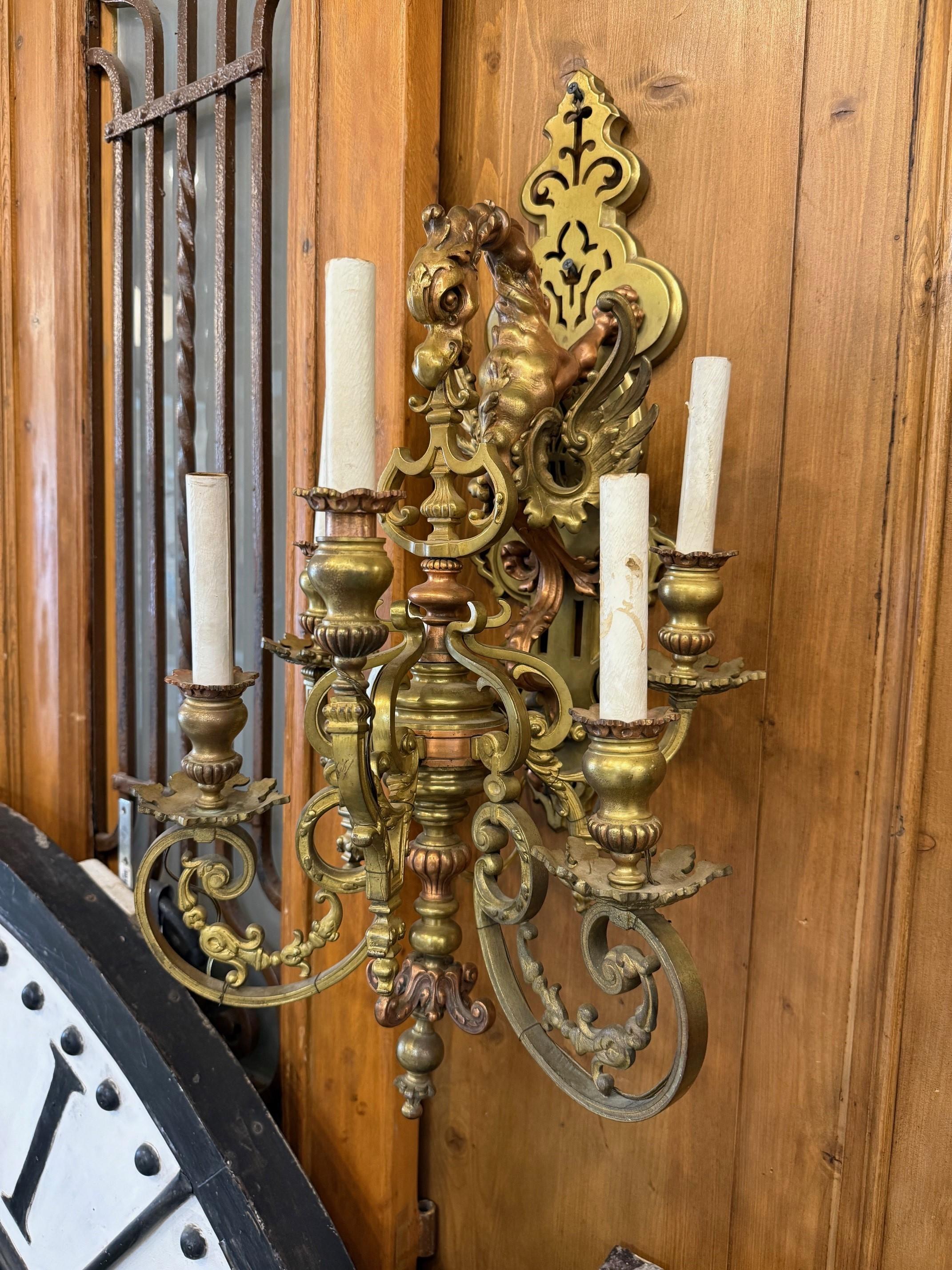 Bronzo Coppia di grifoni in rame e bronzo antico del XIX secolo in vendita