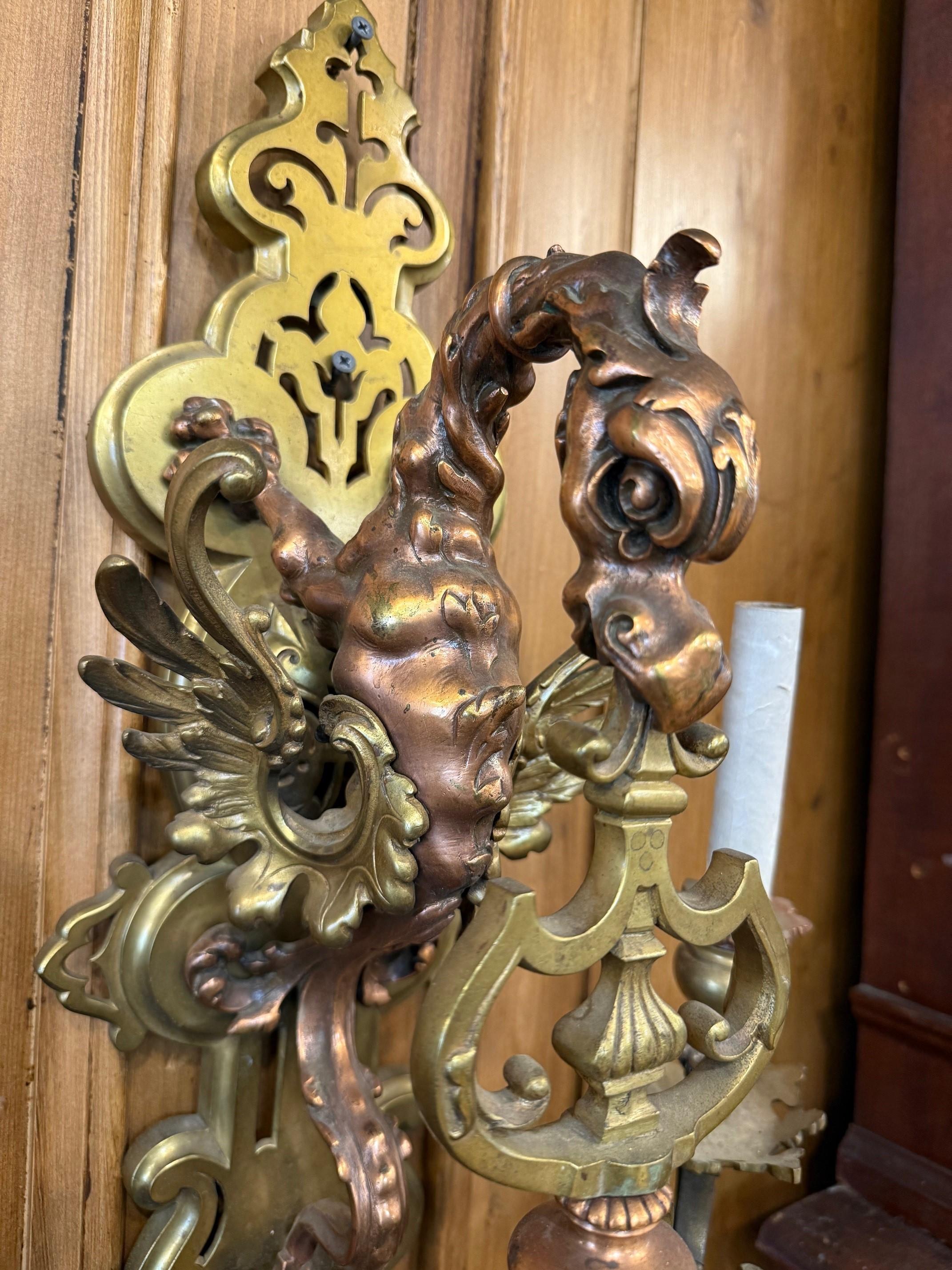 Coppia di grifoni in rame e bronzo antico del XIX secolo in vendita 1